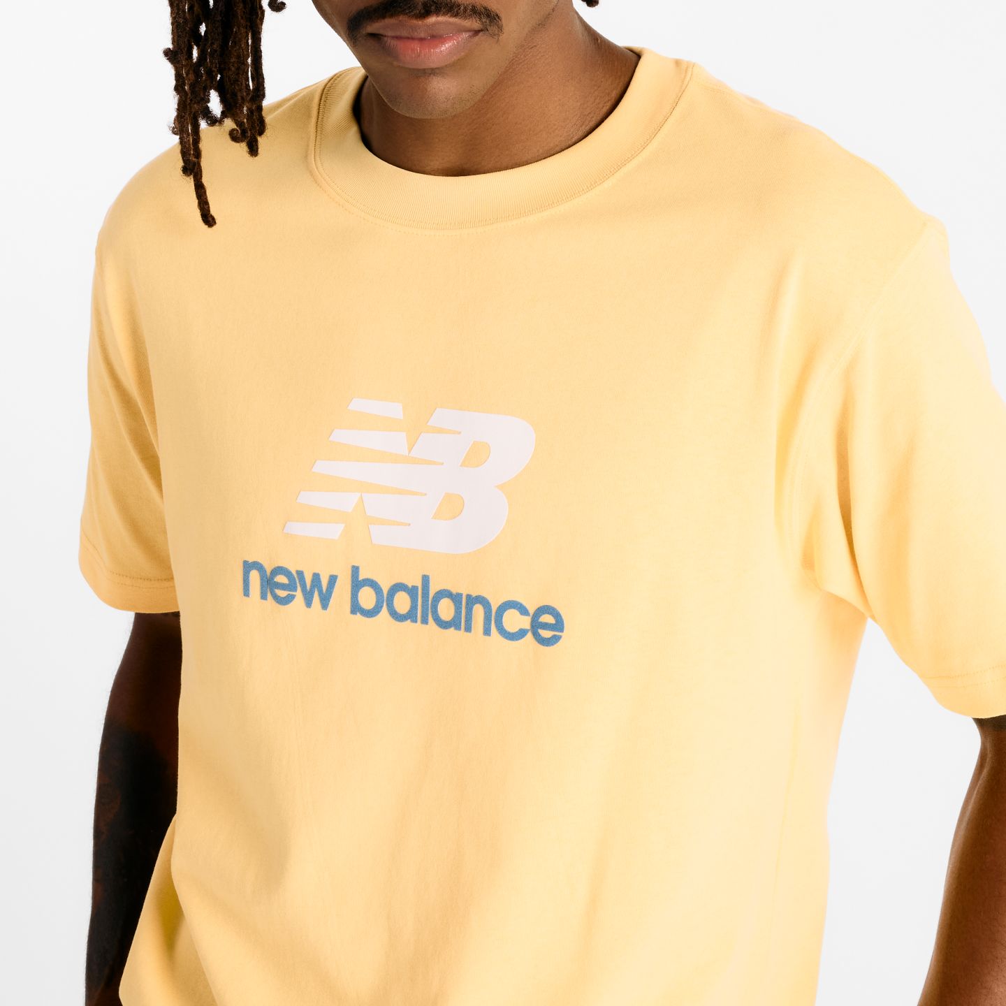Мужская футболка New Balance Athletics Logo, цвет: Clementine — фото 2