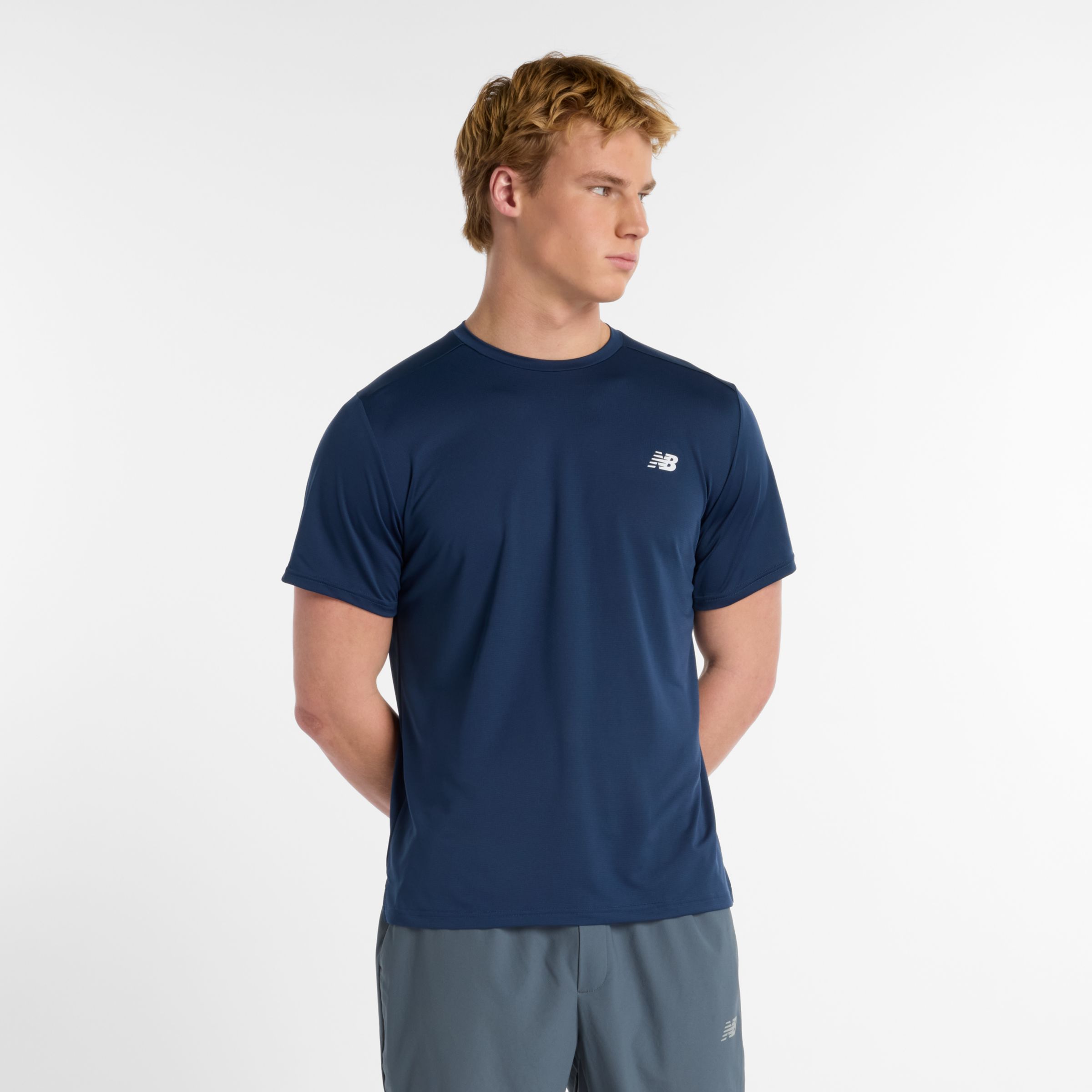 Henry is wearing size M and is 6'2"/188cm. Chest: 30.5"/77.5cm, Waist: 39"/96.5cm, Hips: 39.5"/100.3cm
