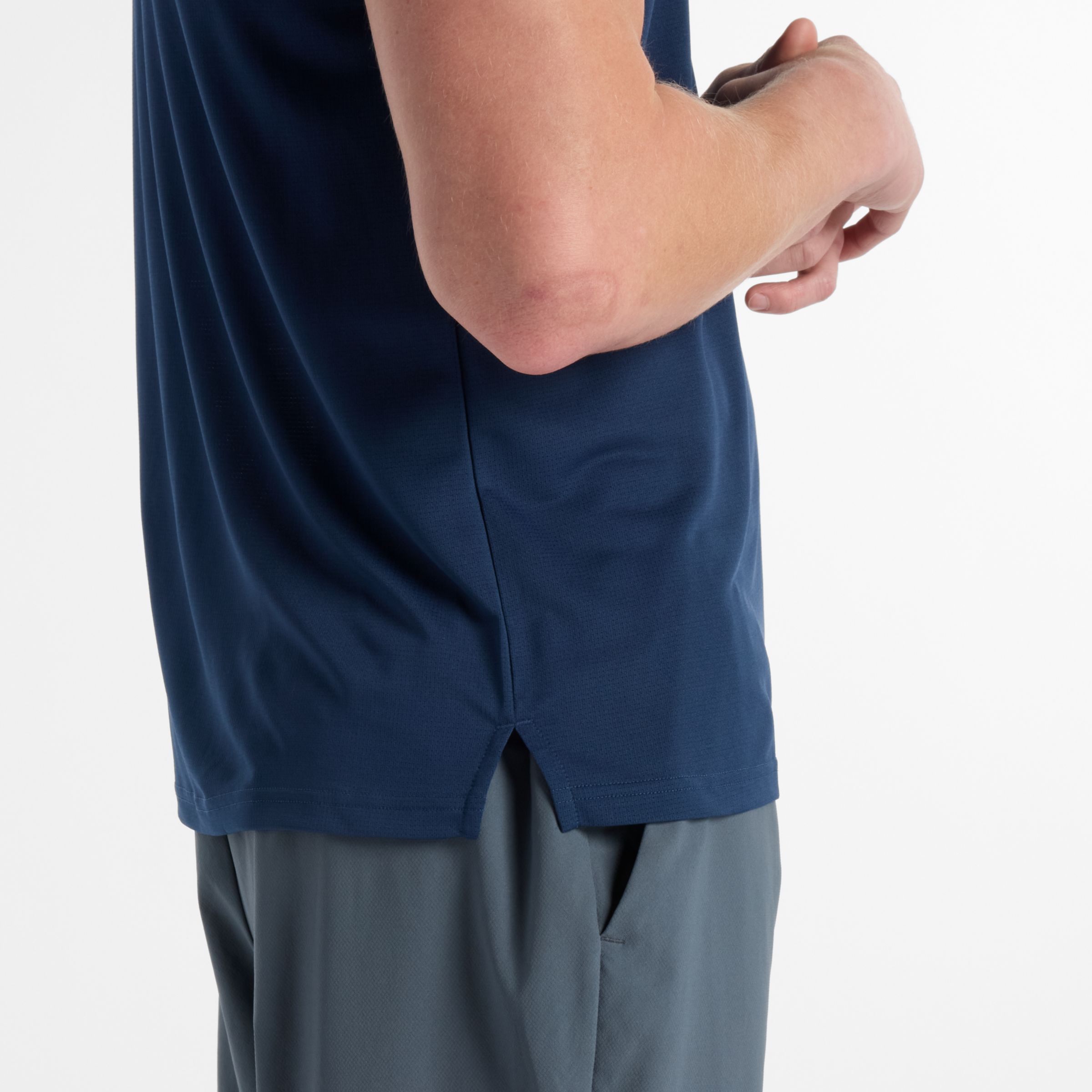 Henry is wearing size M and is 6'2"/188cm. Chest: 30.5"/77.5cm, Waist: 39"/96.5cm, Hips: 39.5"/100.3cm