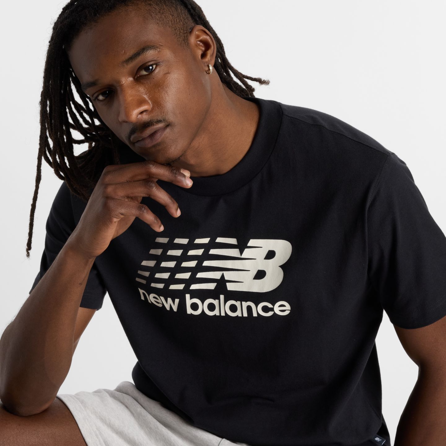 Мужская футболка New Balance Center Multi Color Logo, цвет: Чёрный разноцветный — фото 2