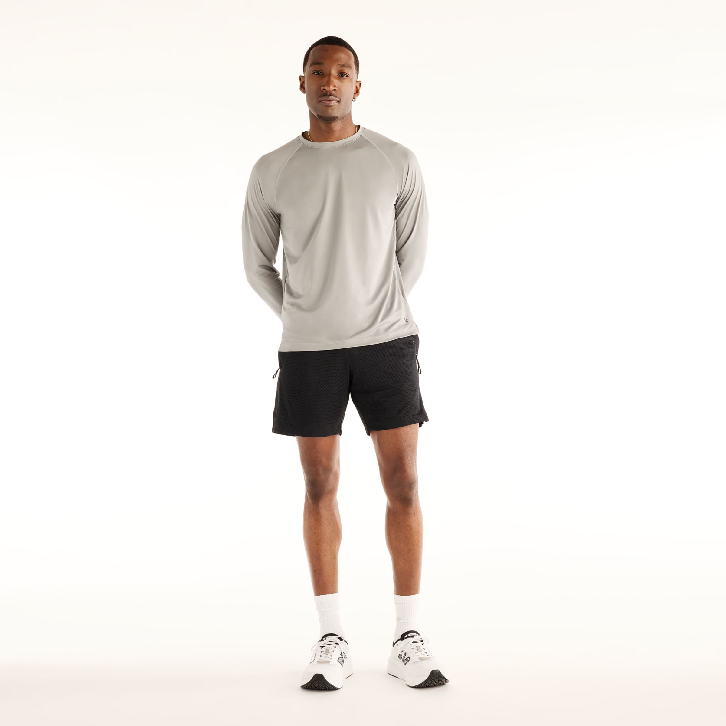 Greg is wearing size M and is 74"/188cm. Chest: 42"/107cm, Waist: 32"/81cm