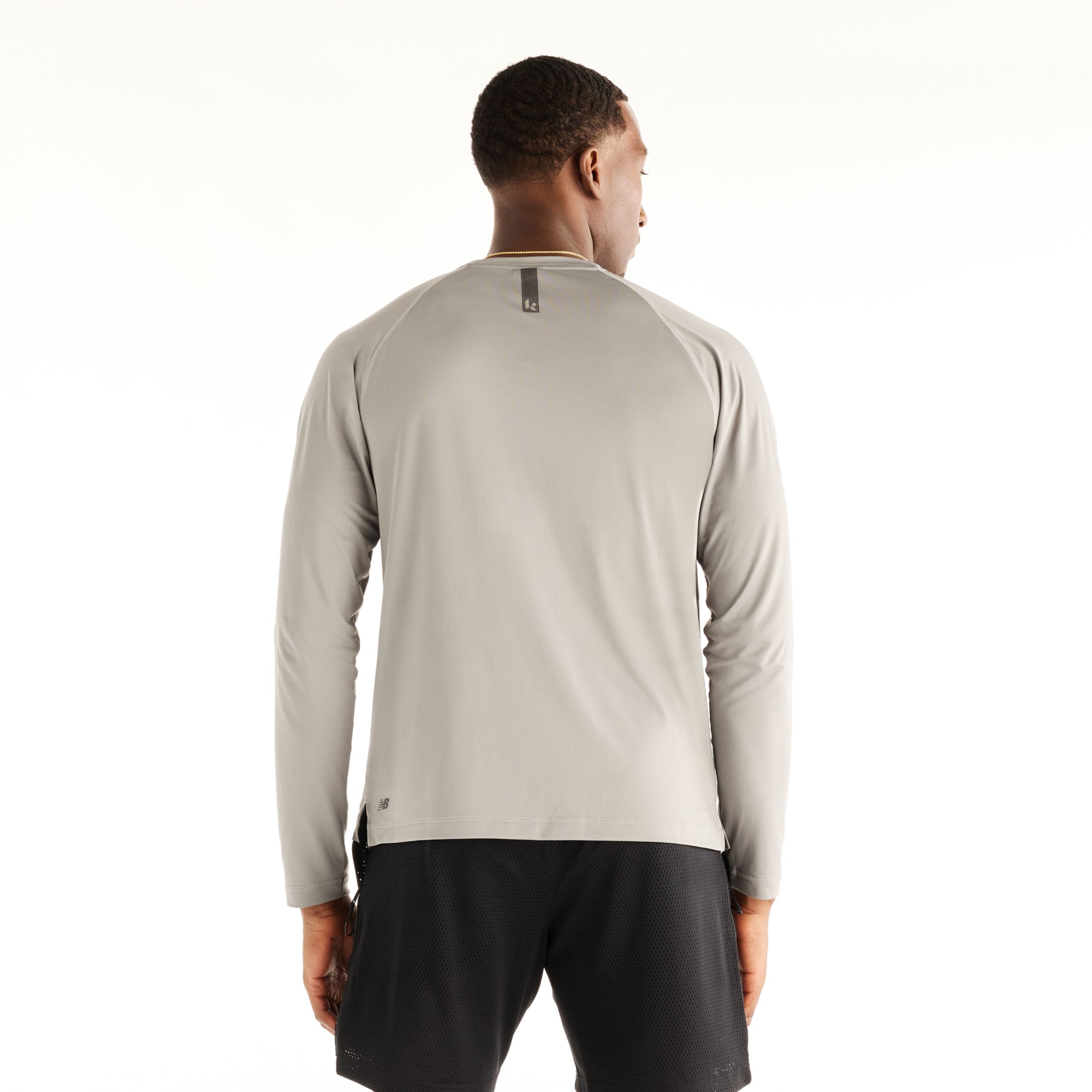 Greg is wearing size M and is 74"/188cm. Chest: 42"/107cm, Waist: 32"/81cm