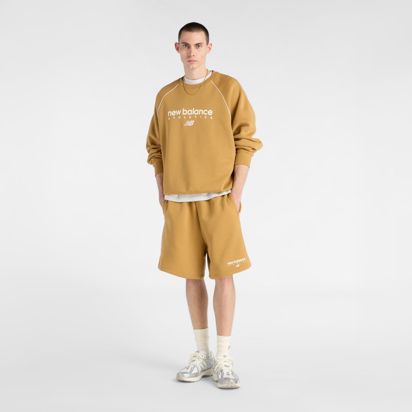 Мужские худи New Balance Trackside Fleece Crew, цвет: Stucco With Sea Salt — фото 2