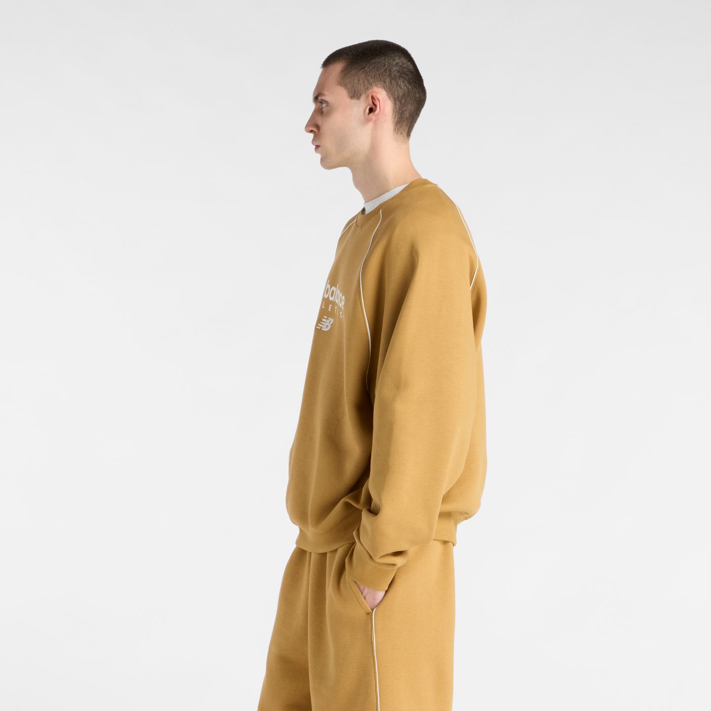 Мужские худи New Balance Trackside Fleece Crew, цвет: Stucco With Sea Salt — фото 5