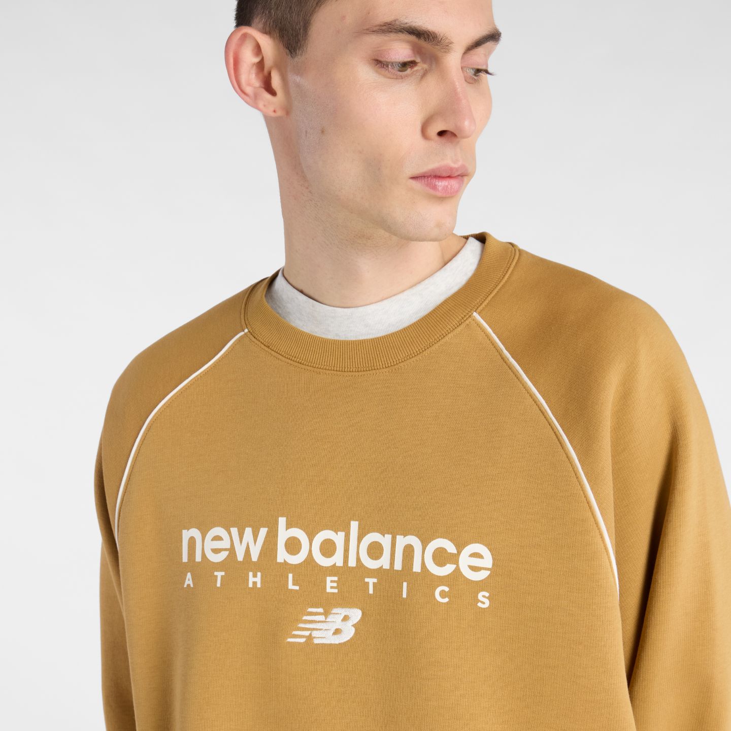 Мужские худи New Balance Trackside Fleece Crew, цвет: Stucco With Sea Salt — фото 3