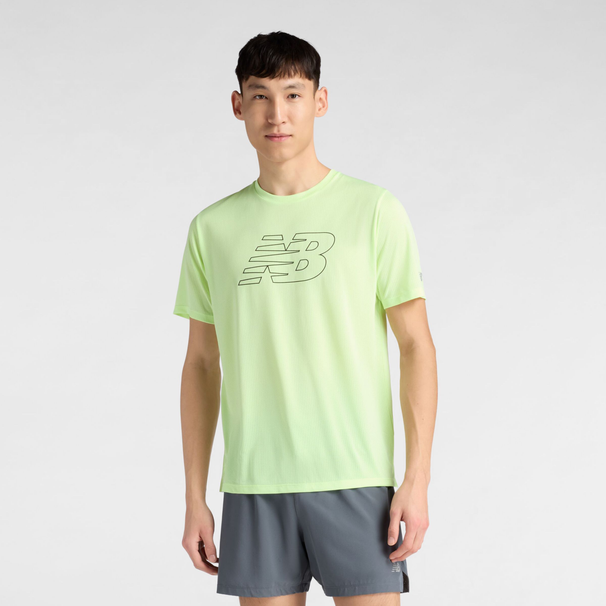 New Balance  M&auml;n RC Essential Graphic T-Shirt V2 i Gr&ouml;n/Svart Poly Sticka