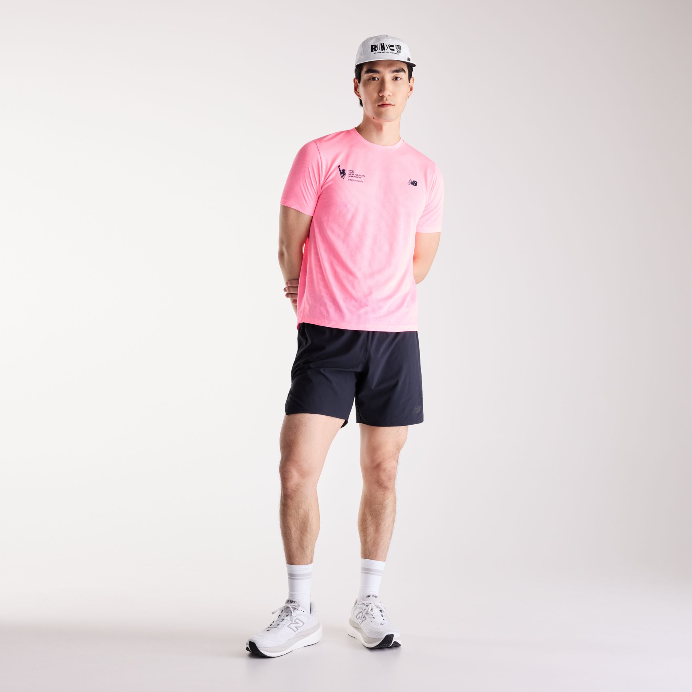 Derek is wearing size M and is 6'1"/187cm. Chest: 38"/96cm, Waist: 31"/79cm