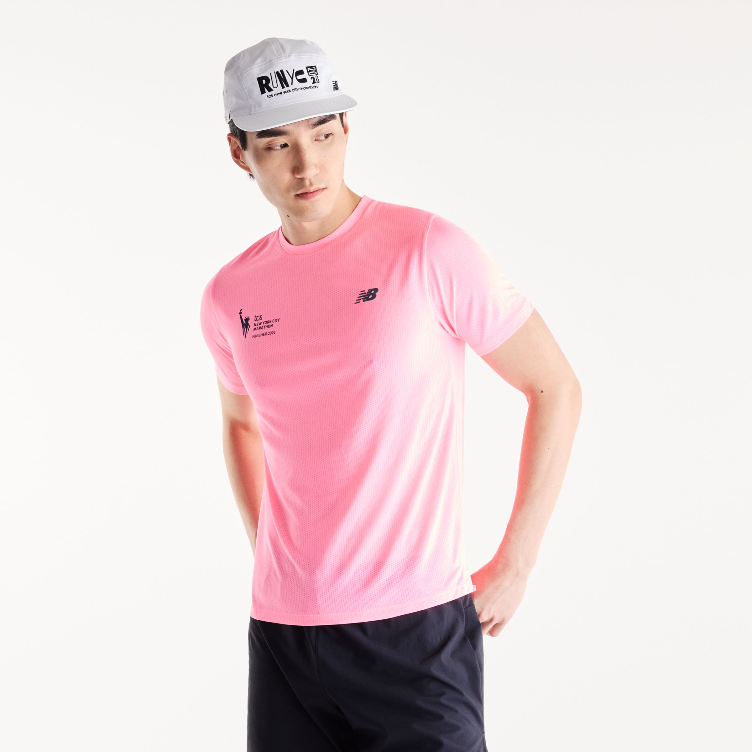 Derek is wearing size M and is 6'1"/187cm. Chest: 38"/96cm, Waist: 31"/79cm