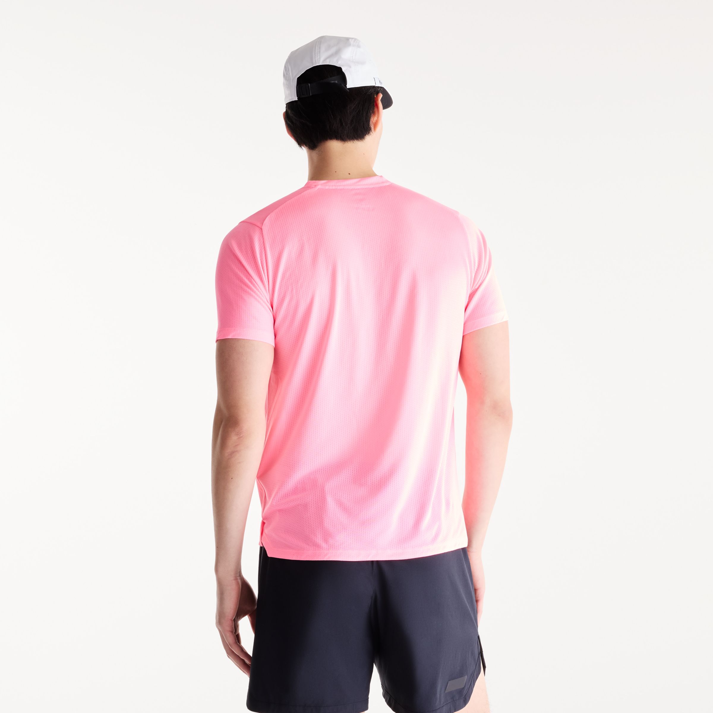 Derek is wearing size M and is 6'1"/187cm. Chest: 38"/96cm, Waist: 31"/79cm