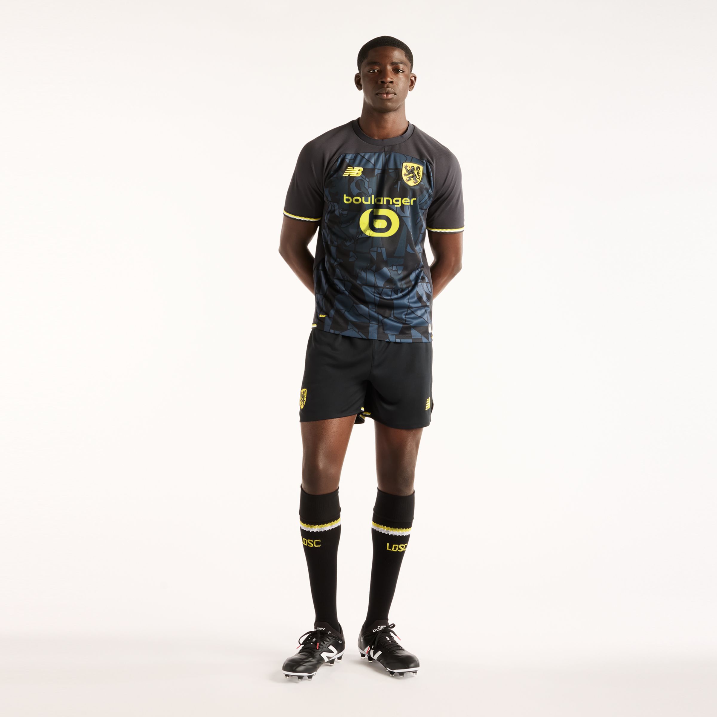 Nelson is wearing size M and is 5'4.5"/164cm. Chest: 34.75"/88cm, Waist: 29"/74cm, Hips: 35.5"/90cm