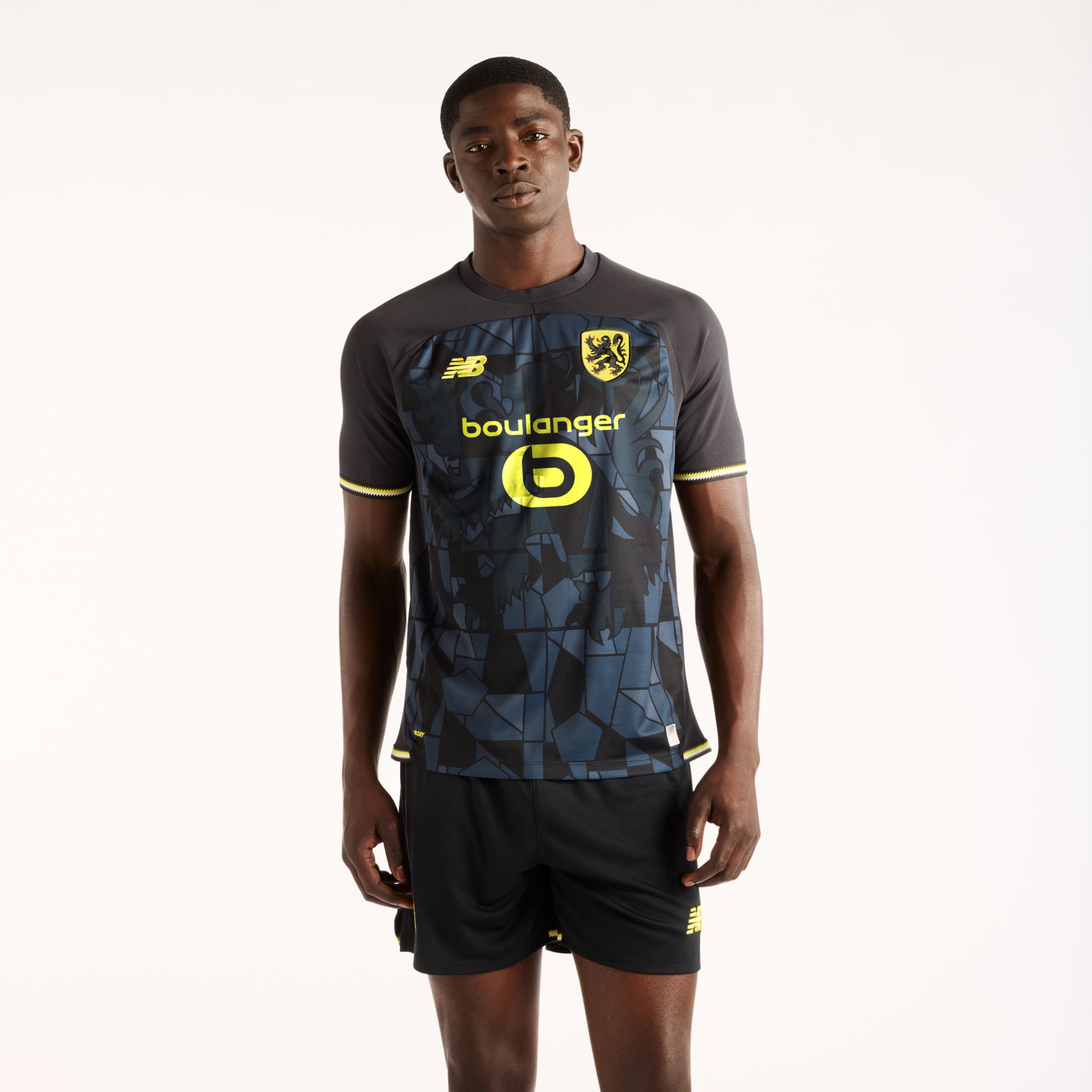 Nelson is wearing size M and is 5'4.5"/164cm. Chest: 34.75"/88cm, Waist: 29"/74cm, Hips: 35.5"/90cm