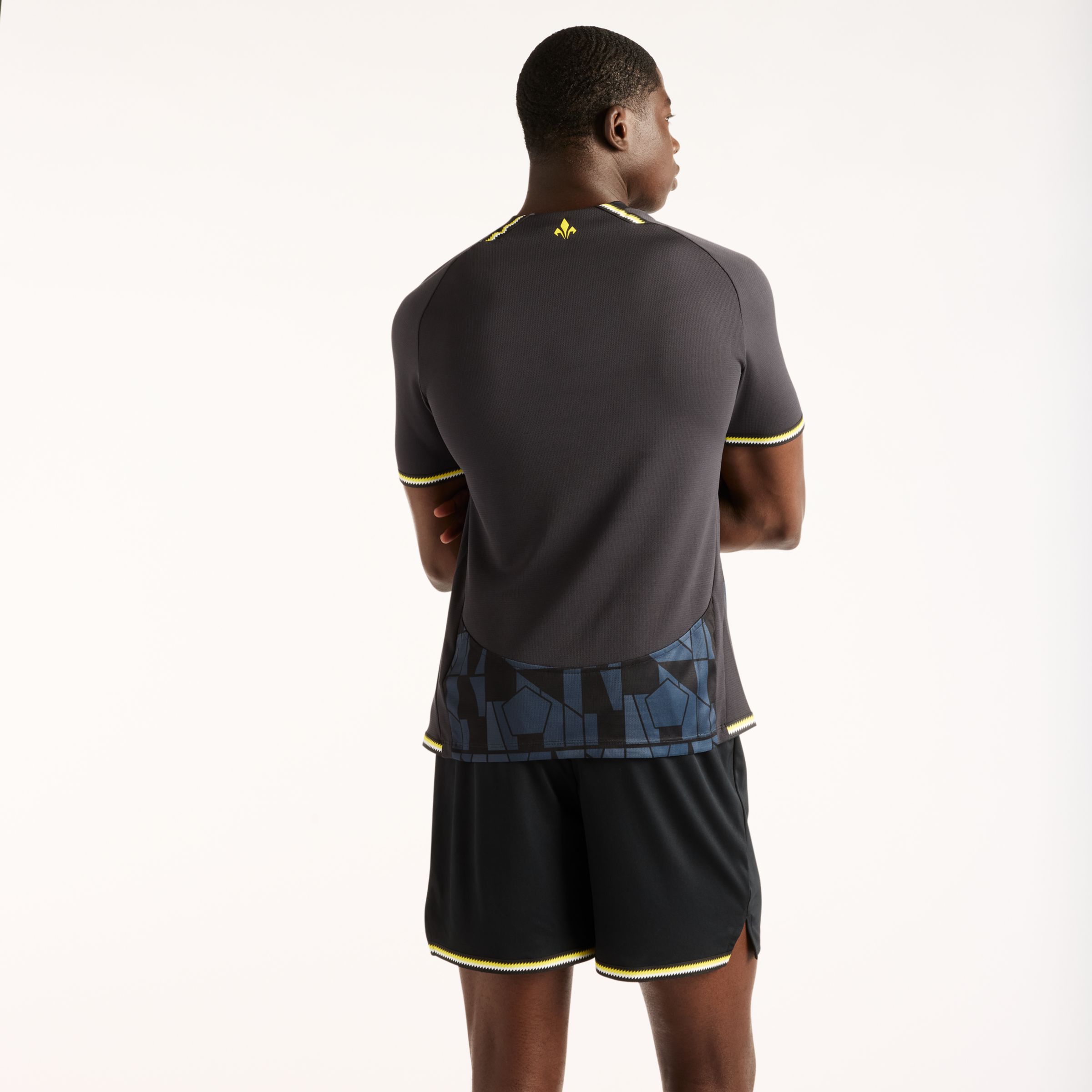 Nelson is wearing size M and is 5'4.5"/164cm. Chest: 34.75"/88cm, Waist: 29"/74cm, Hips: 35.5"/90cm