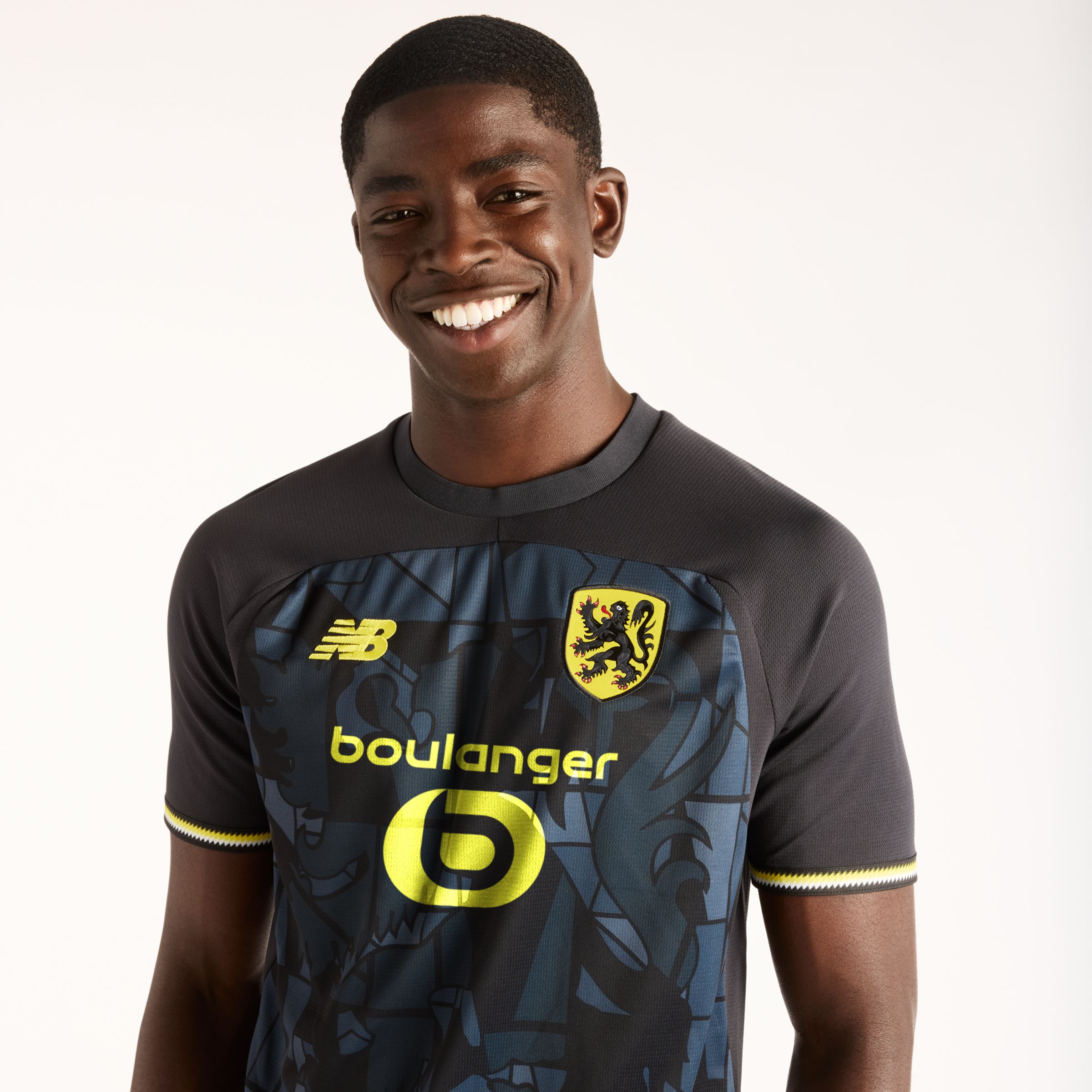 Nelson is wearing size M and is 5'4.5"/164cm. Chest: 34.75"/88cm, Waist: 29"/74cm, Hips: 35.5"/90cm