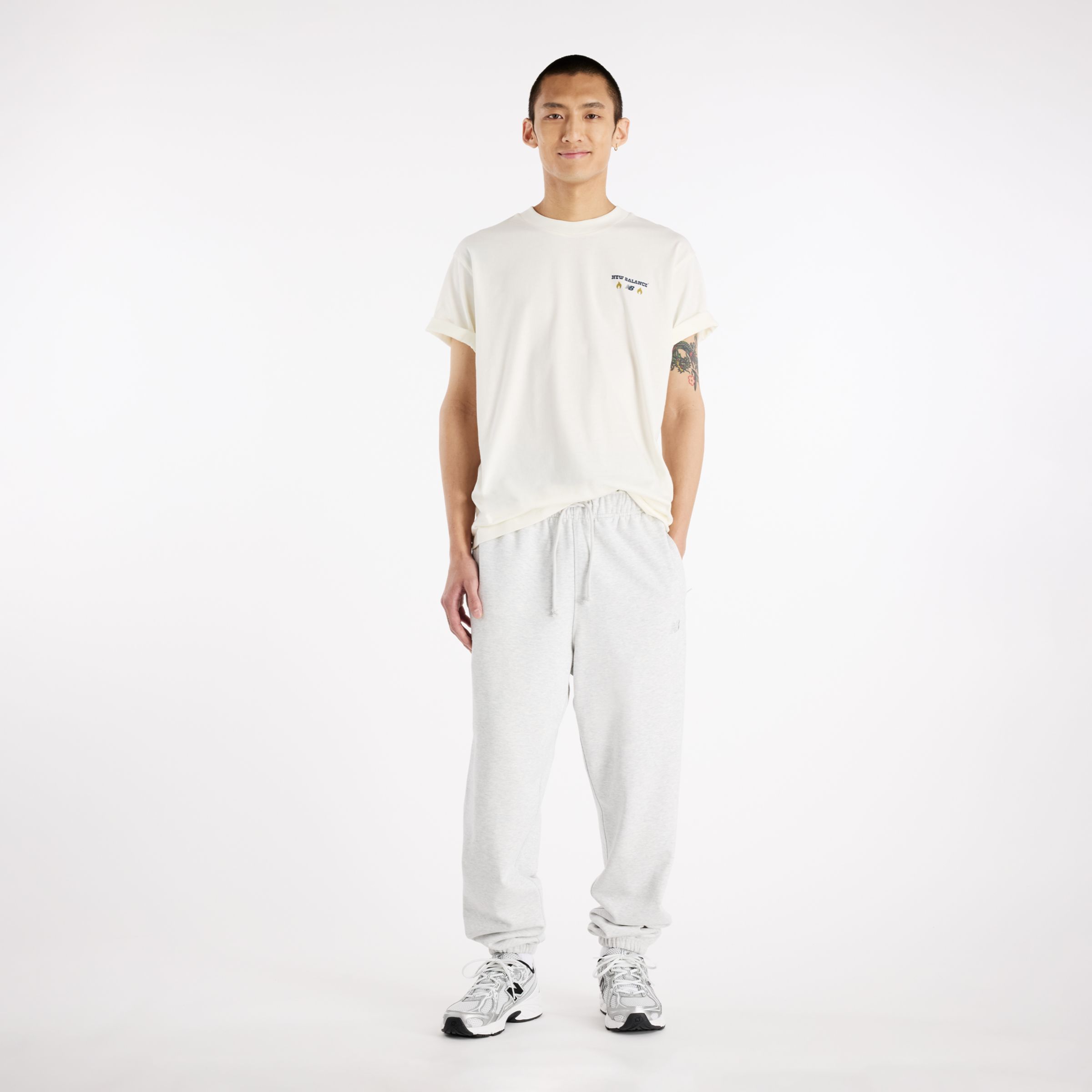 Brandon is wearing size M and is 6'1"/185cm. Chest: 33"/84cm, Waist: 28.5"/73cm, Hips: 36"/92cm