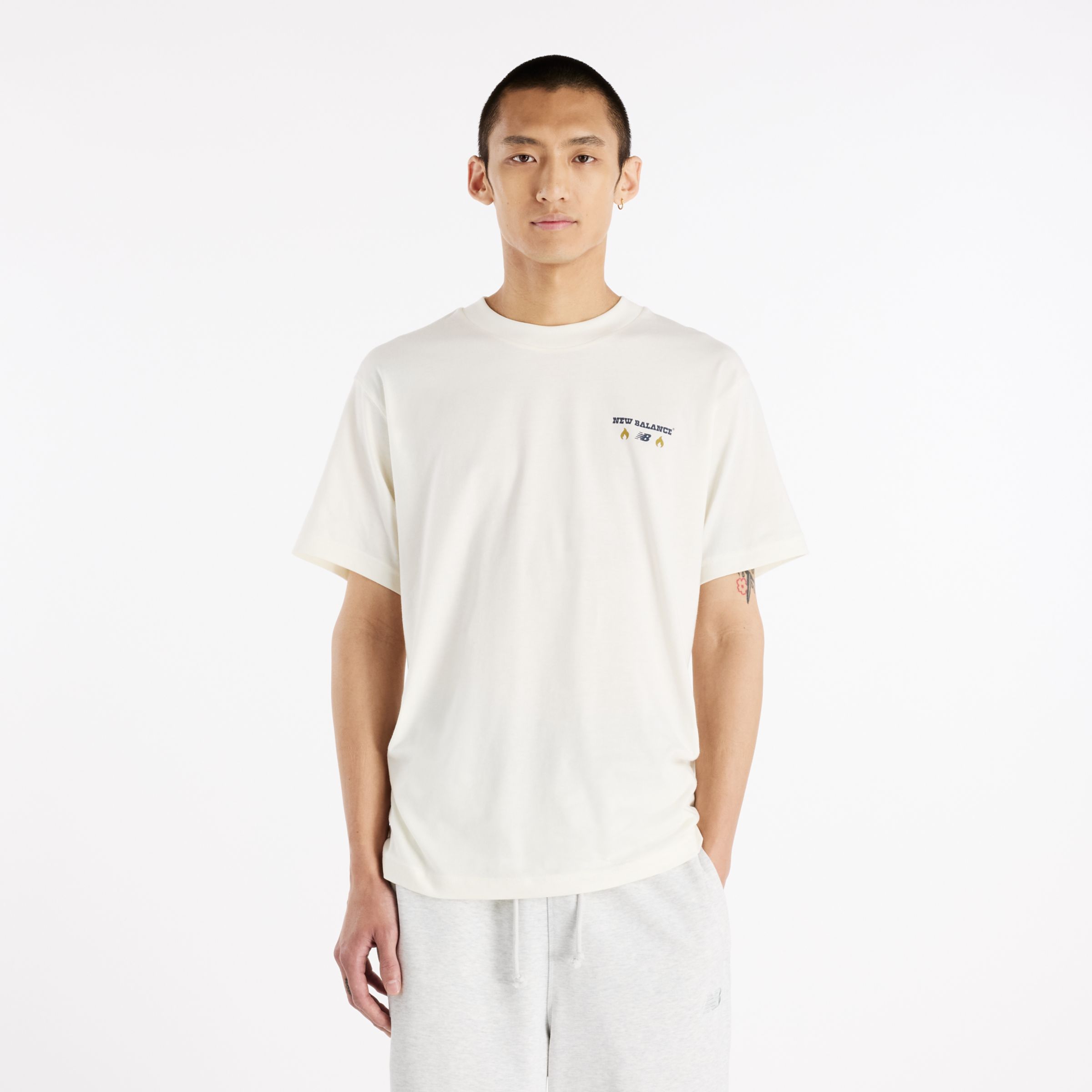 Brandon is wearing size M and is 6'1"/185cm. Chest: 33"/84cm, Waist: 28.5"/73cm, Hips: 36"/92cm
