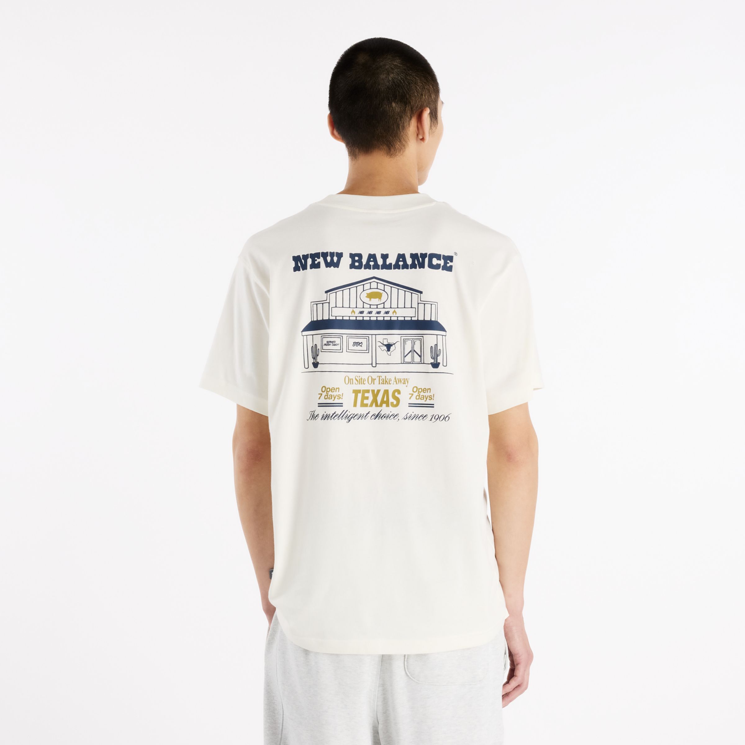 Brandon is wearing size M and is 6'1"/185cm. Chest: 33"/84cm, Waist: 28.5"/73cm, Hips: 36"/92cm