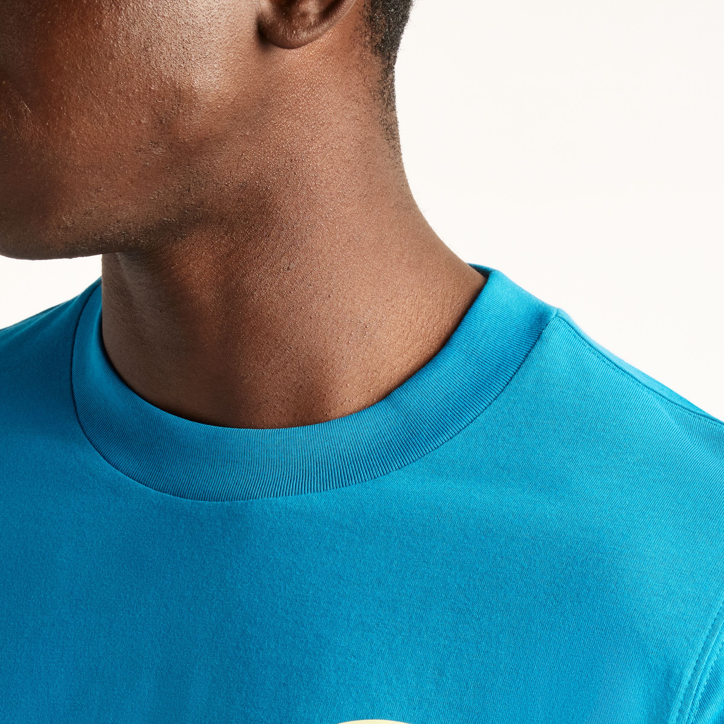 Nelson is wearing size M and is 5'4.5/164cm. Chest: 34.75"/88cm, Waist: 29"/74cm, Hips: 35.5"/90cm