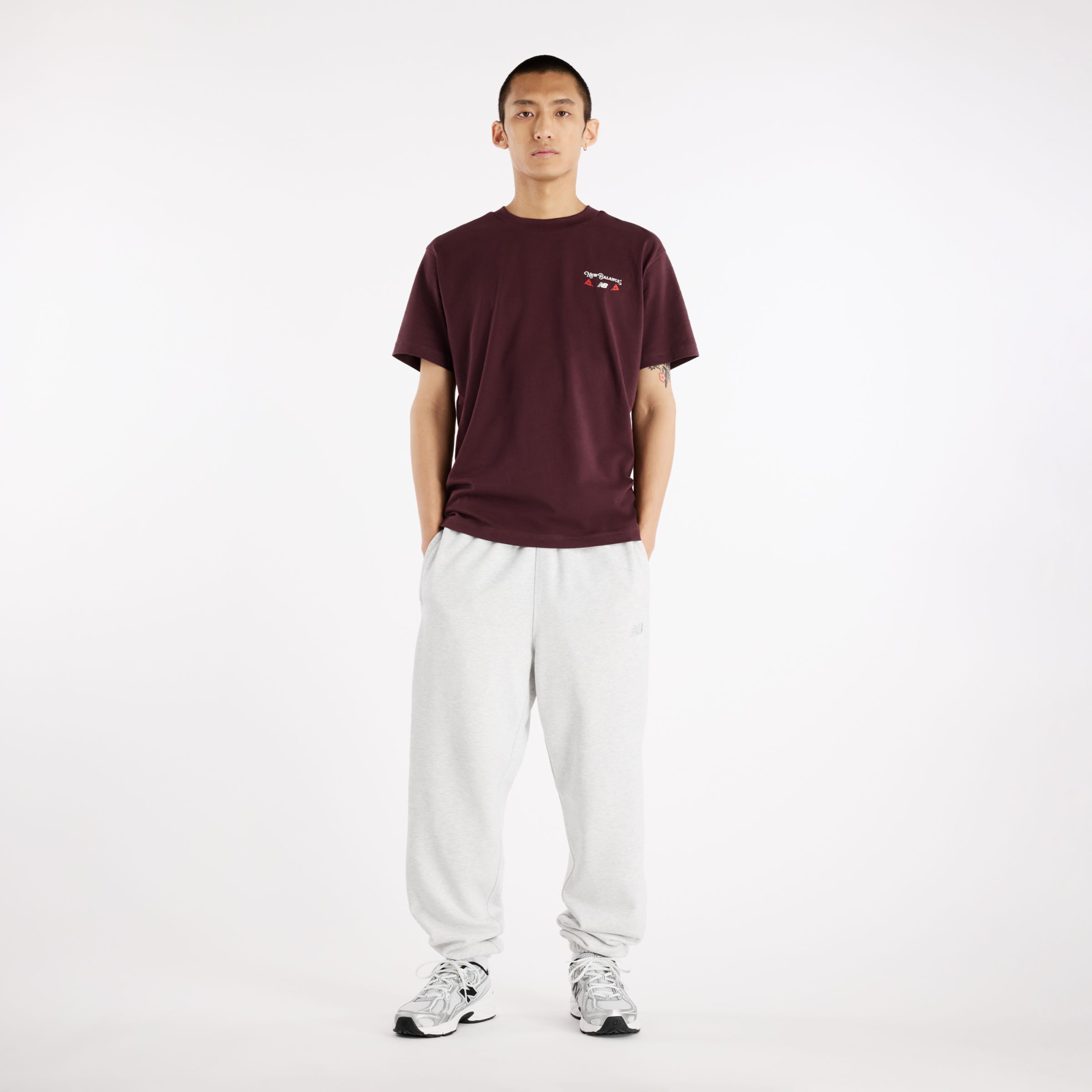 Brandon is wearing size M and is 6'1"/185cm. Chest: 33"/84cm, Waist: 28.5"/73cm, Hips: 36"/92cm