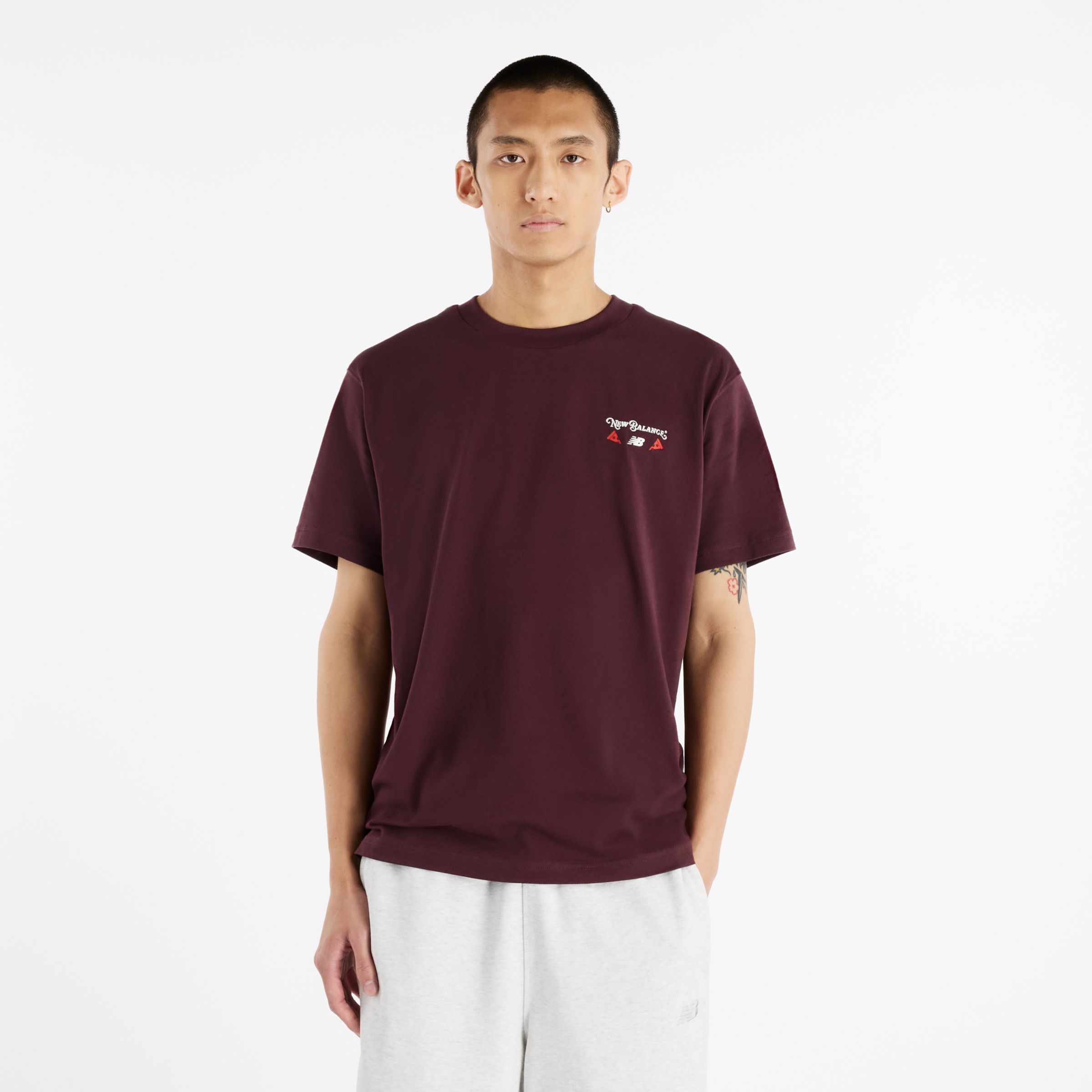 Brandon is wearing size M and is 6'1"/185cm. Chest: 33"/84cm, Waist: 28.5"/73cm, Hips: 36"/92cm