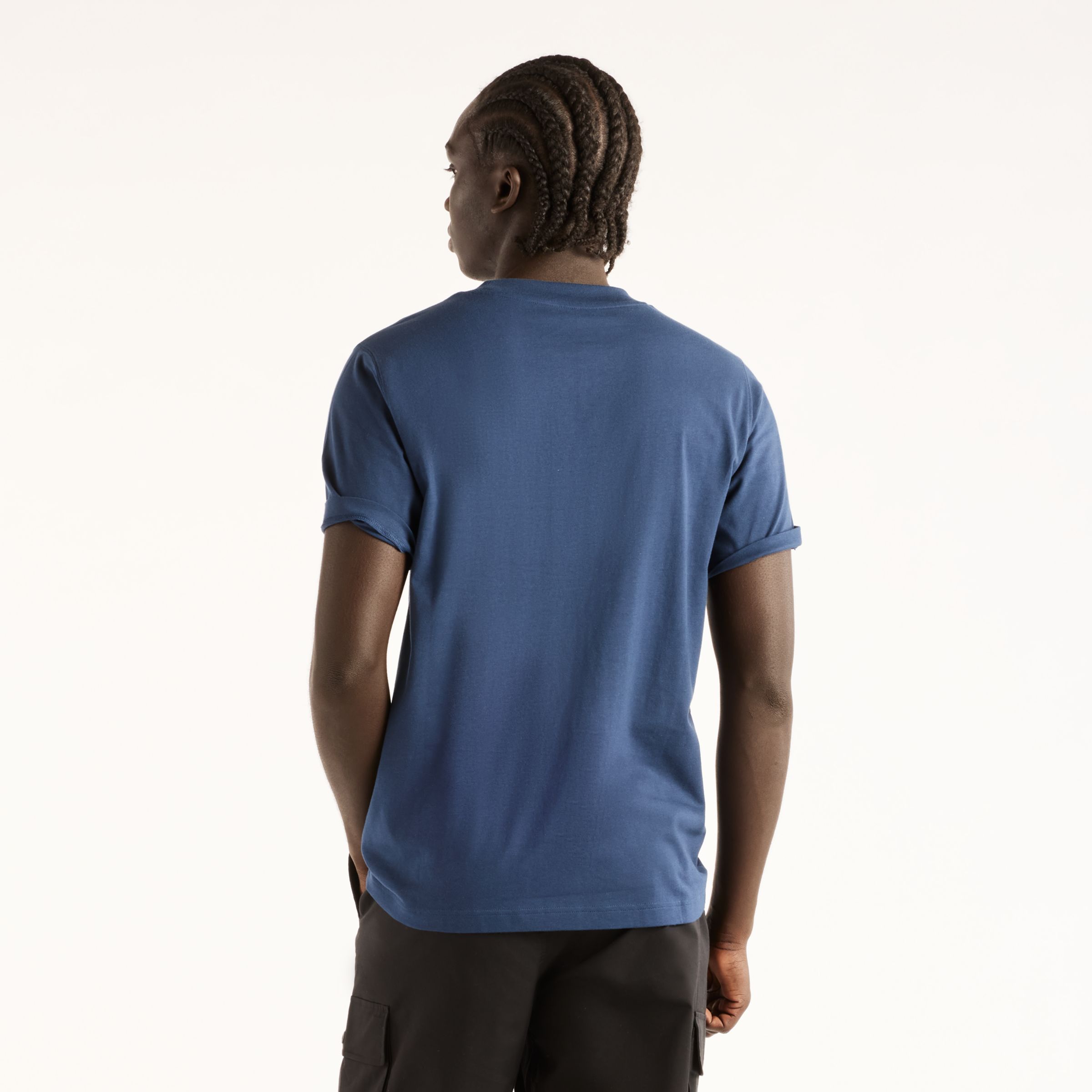 Fall is wearing size M and is 6'/183cm. Chest: 33.5"/85cm, Waist: 26.75"/68cm, Hips: 35"/89cm