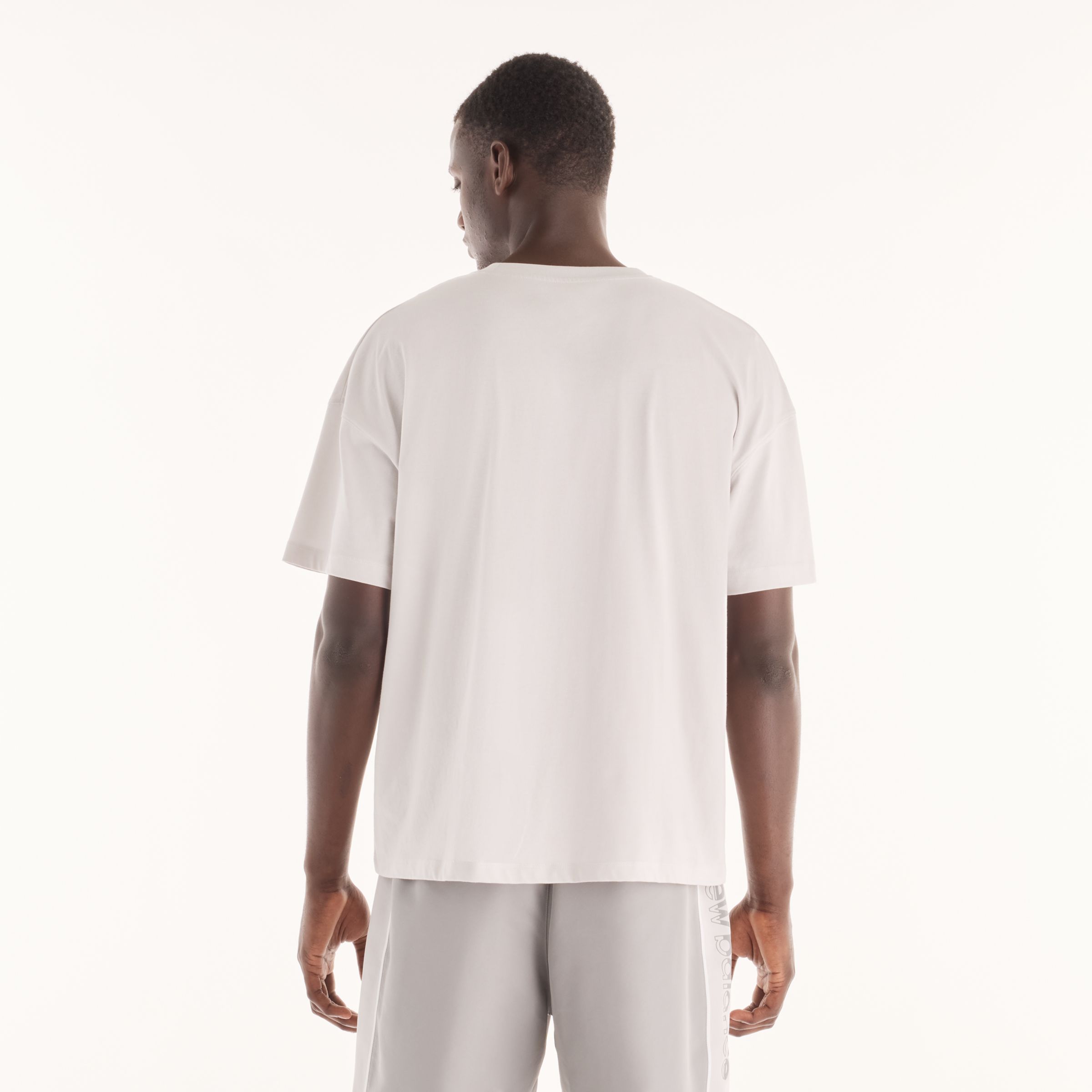 Nelson is wearing size M and is 5'4.5/164cm. Chest: 34.75"/88cm, Waist: 29"/74cm, Hips: 35.5"/90cm