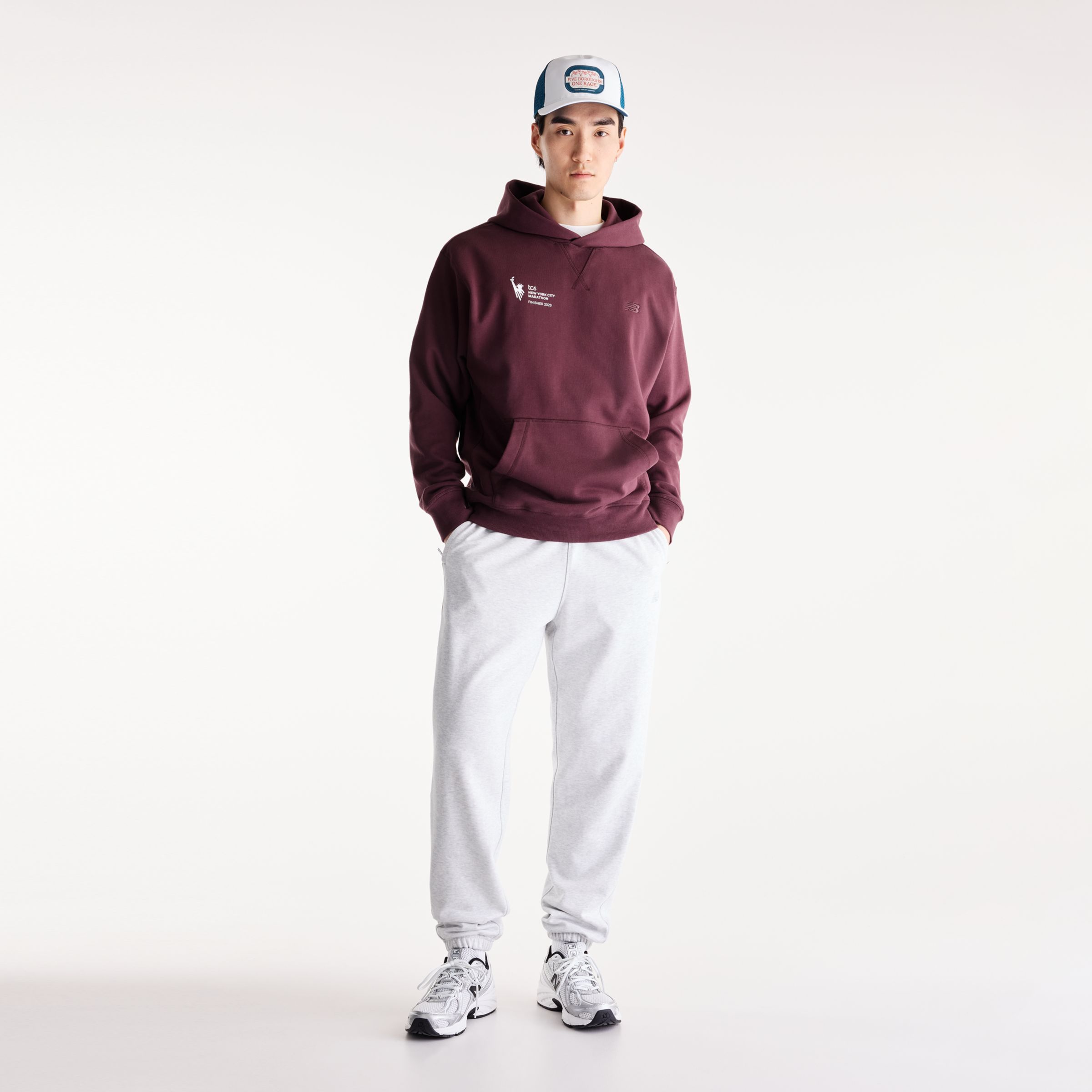 Derek is wearing size M and is 6'1"/187cm. Chest: 38"/96cm, Waist: 31"/79cm