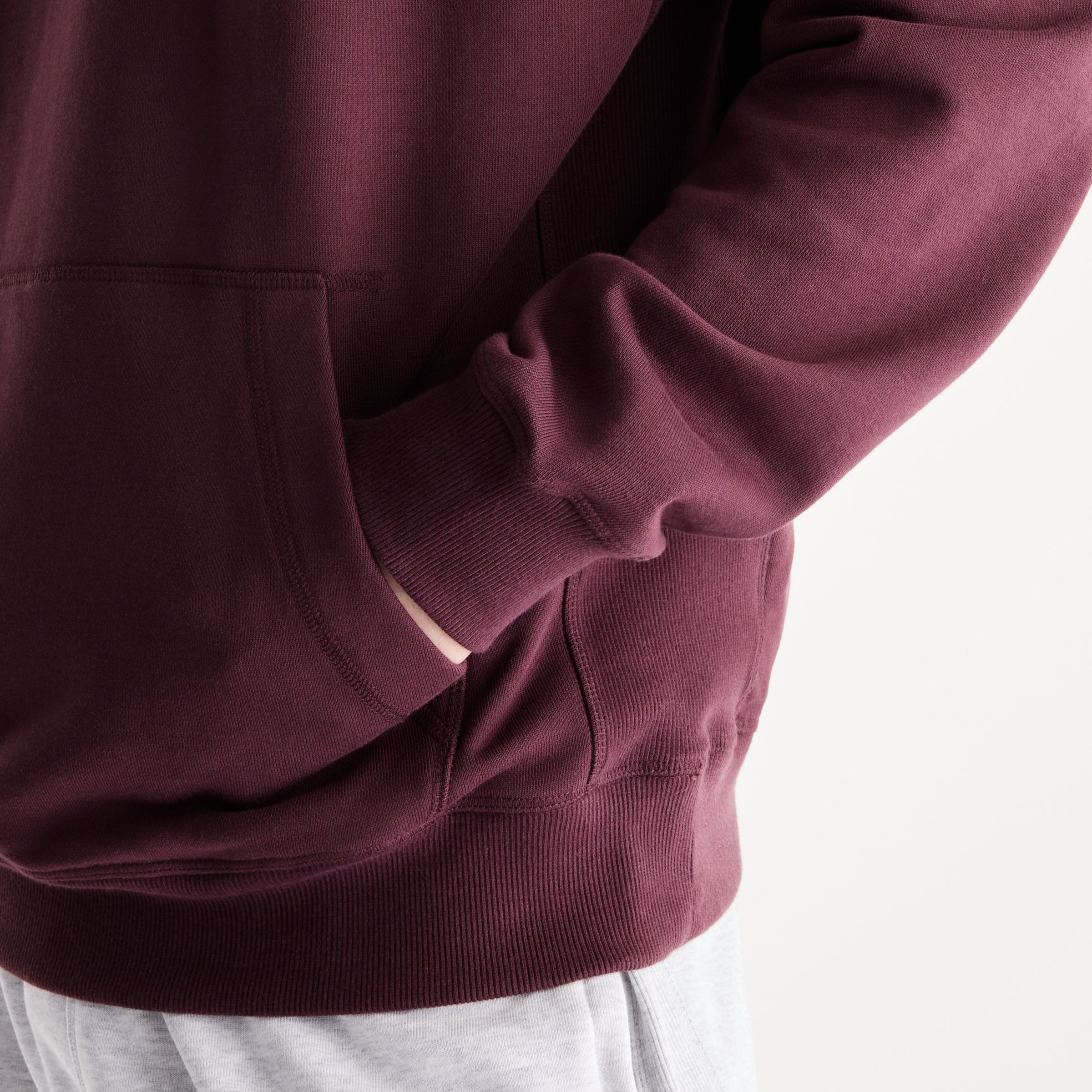 Derek is wearing size M and is 6'1"/187cm. Chest: 38"/96cm, Waist: 31"/79cm