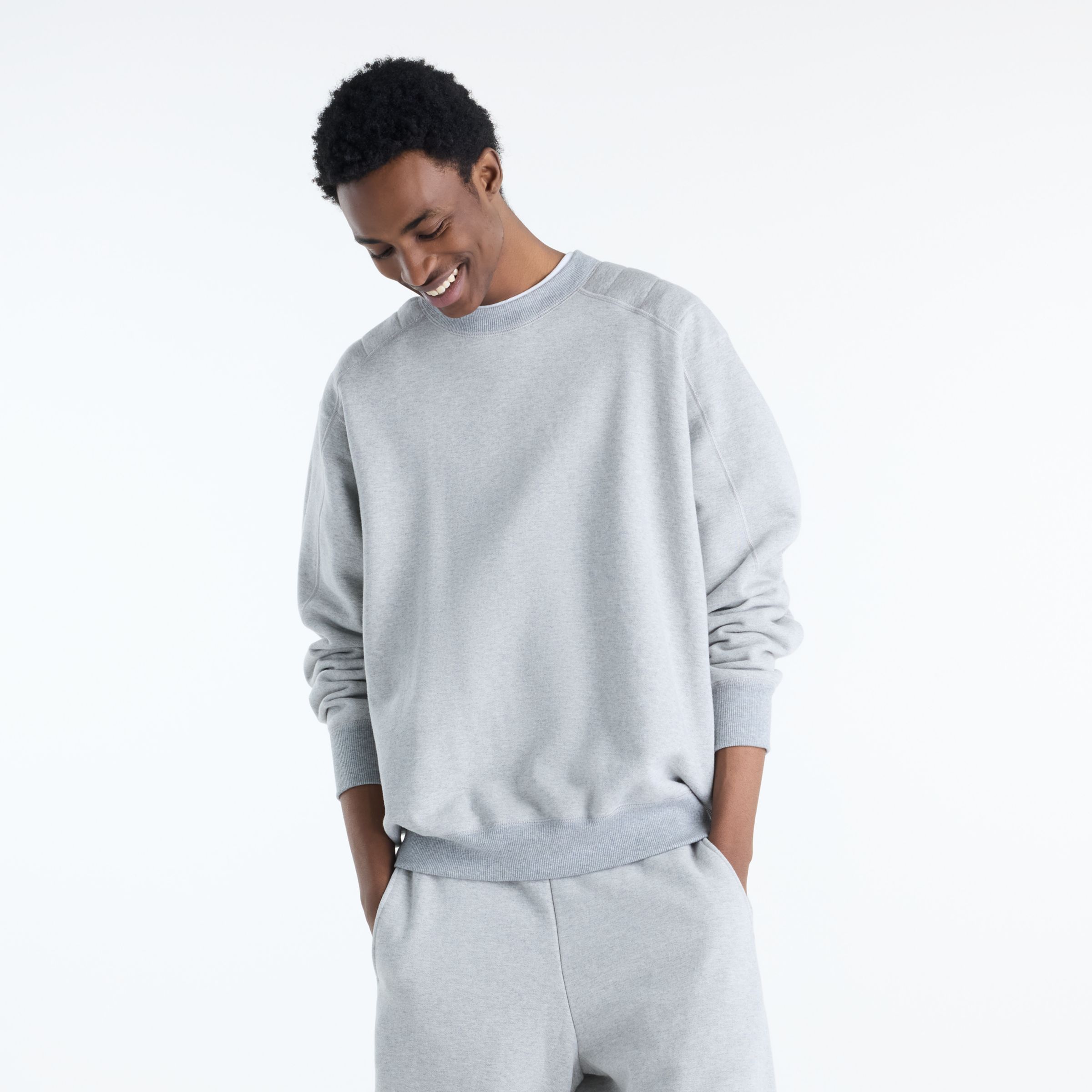 Javo is wearing size M and is 6'1"/188cm. Chest: 29.14"/74cm, Waist: 28"/71cm, Hips: 33.9"/86cm
