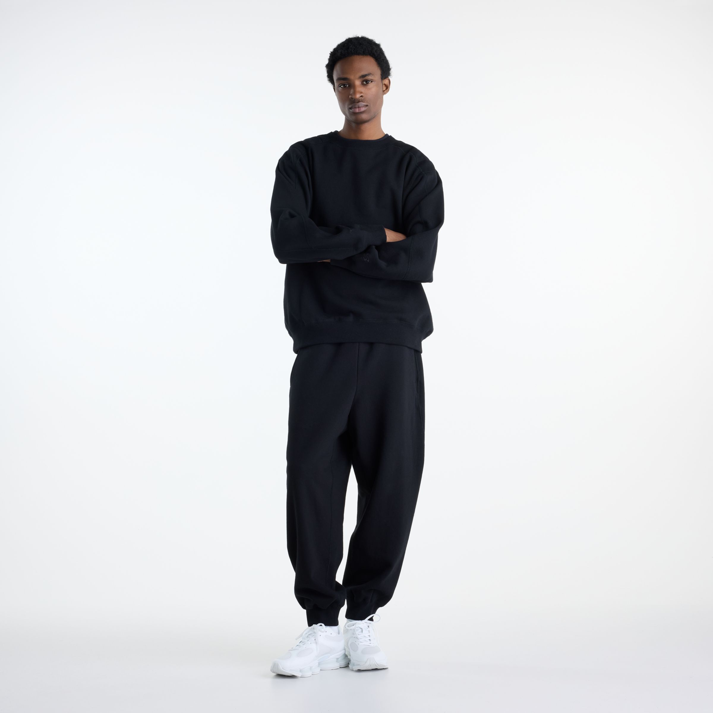 Javo is wearing size M and is 6'1"/188cm. Chest: 29.14"/74cm, Waist: 28"/71cm, Hips: 33.9"/86cm