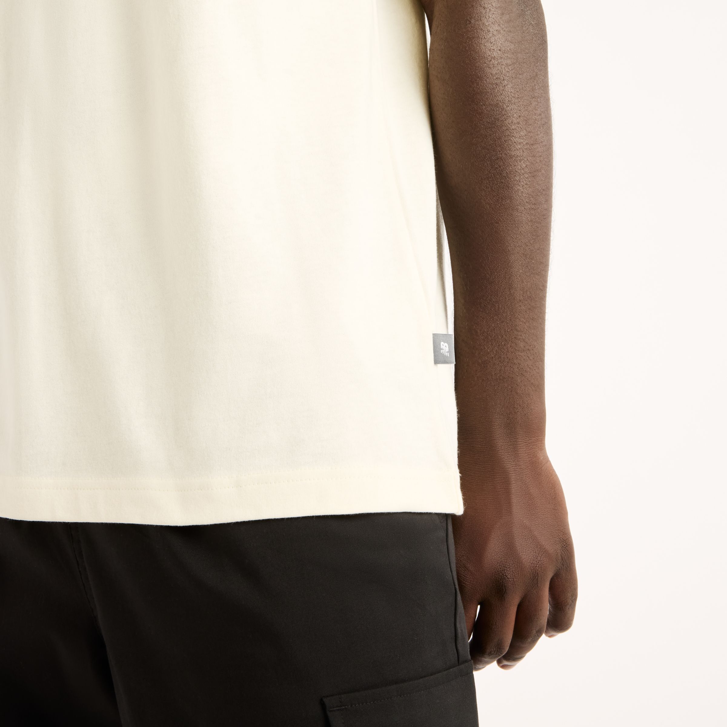 Fall is wearing size M and is 6'/183cm. Chest: 33.5"/85cm, Waist: 26.75"/68cm, Hips: 35"/89cm
