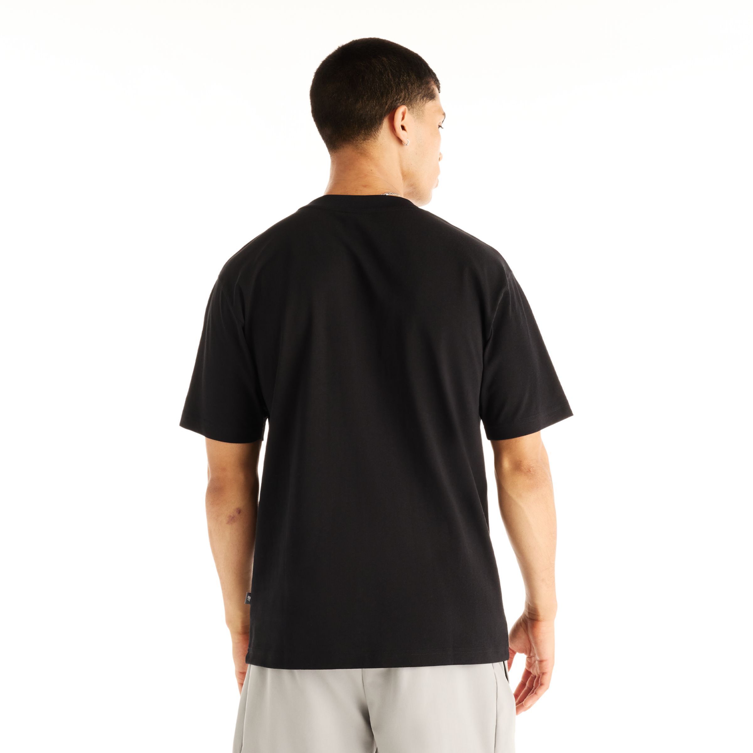 Nelson is wearing size M and is 6'1"/185.42cm. Chest: 38"/96.52cm, Waist: 30"/76.2cm, Hips: 38.5"/97.79cm