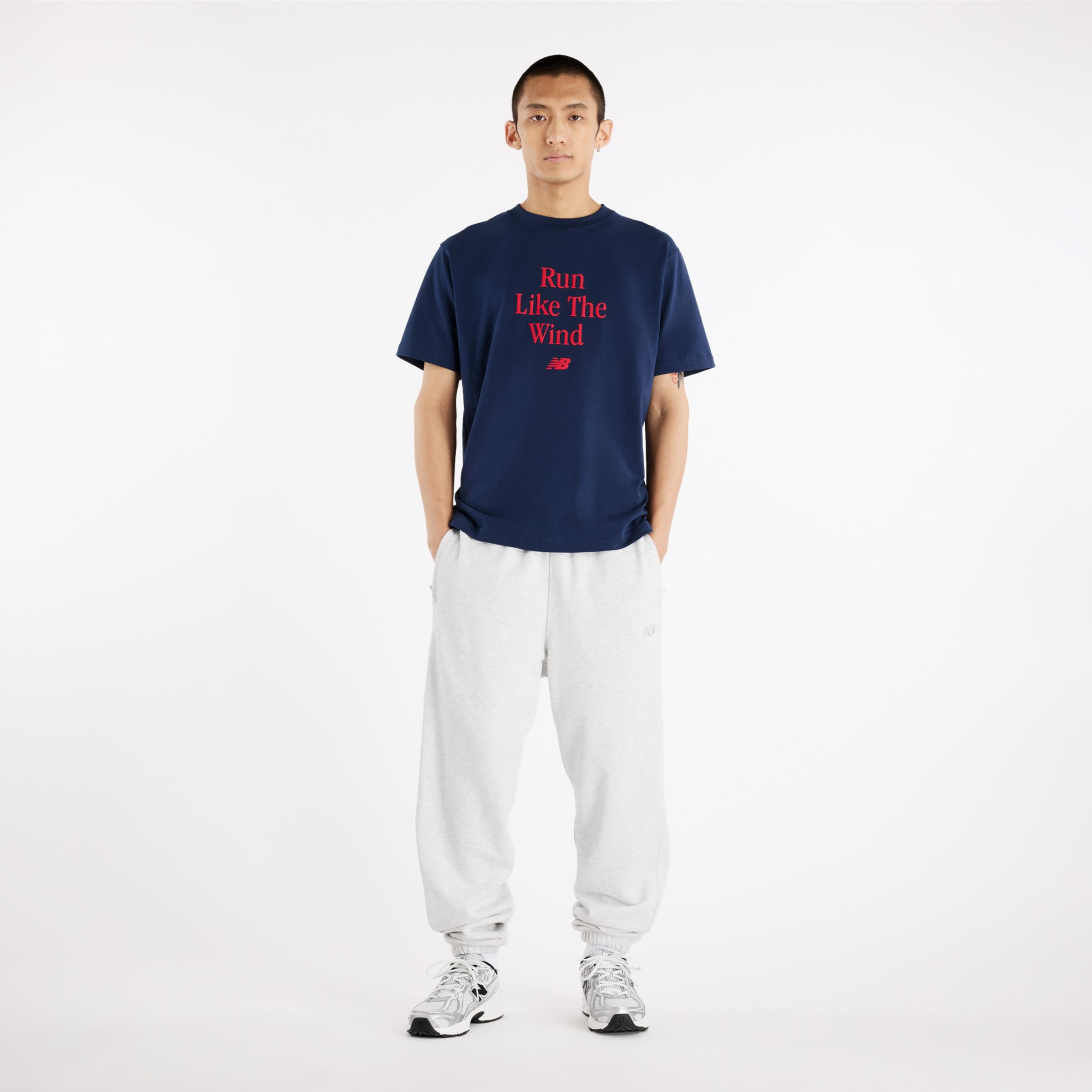 Brandon is wearing size M and is 6'1"/185cm. Chest: 33"/84cm, Waist: 28.5"/73cm, Hips: 36"/92cm