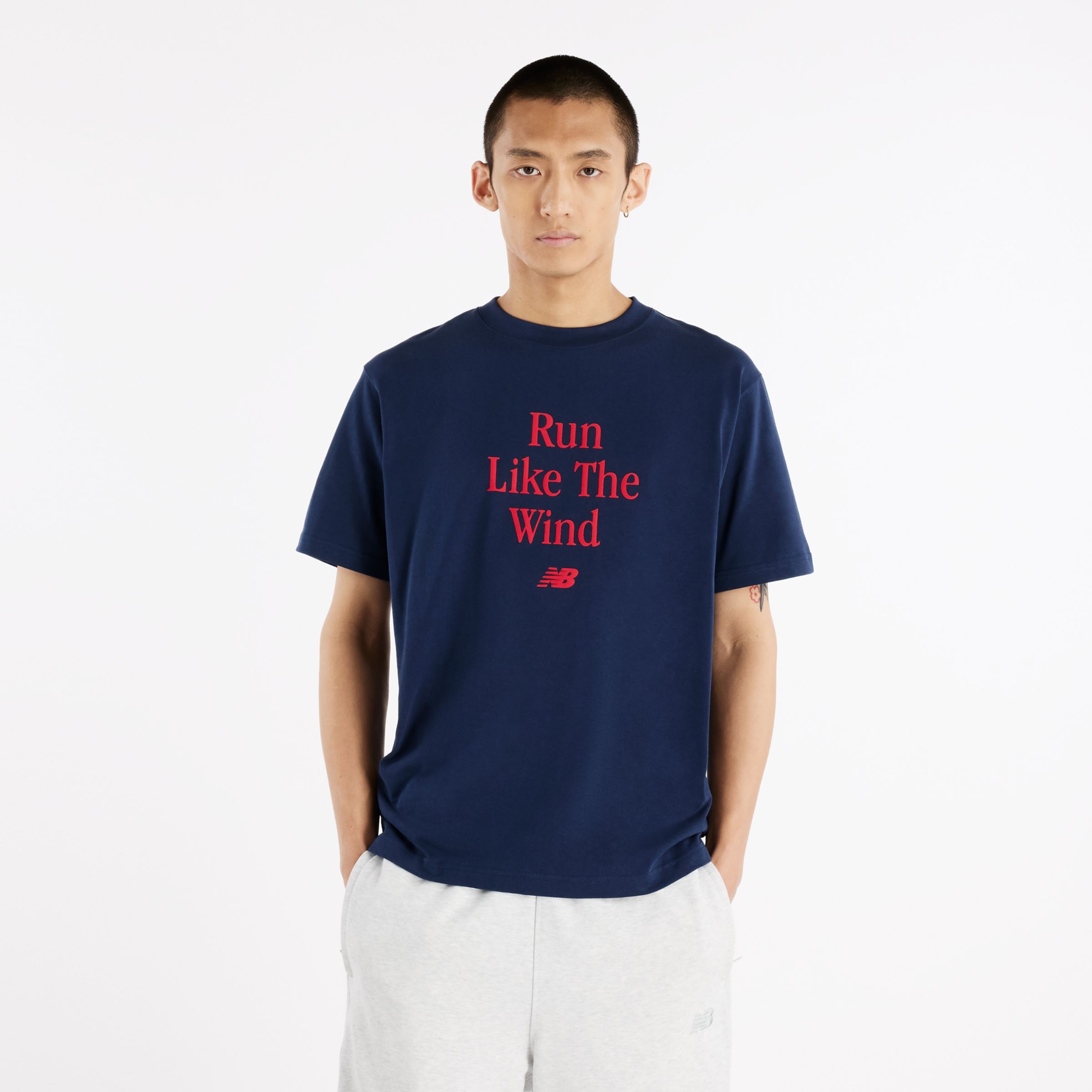 Brandon is wearing size M and is 6'1"/185cm. Chest: 33"/84cm, Waist: 28.5"/73cm, Hips: 36"/92cm