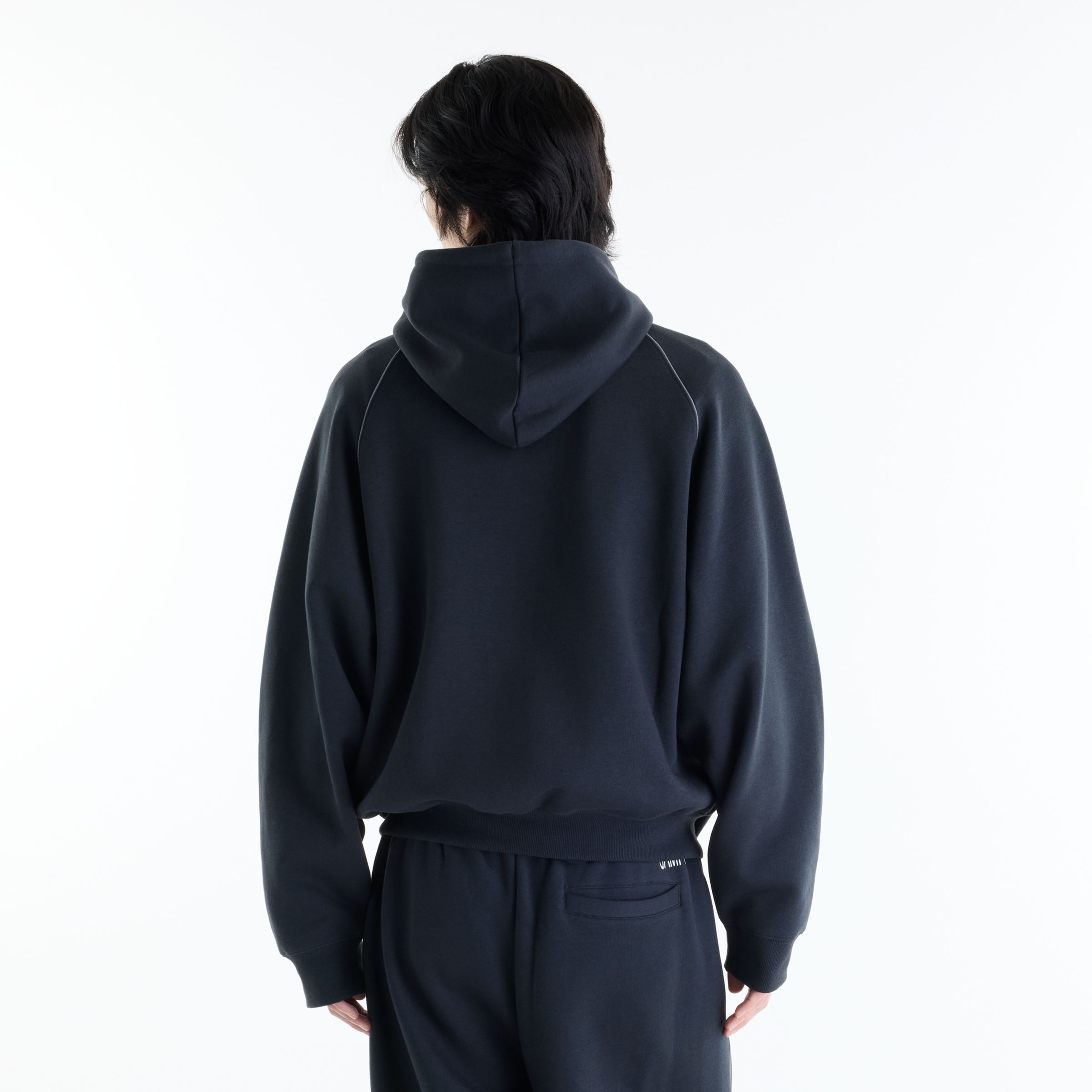 Justin is wearing size M and is 6'11"/186cm. Chest: 34"/86cm, Waist: 29"/74cm, Hips: 35"/89cm