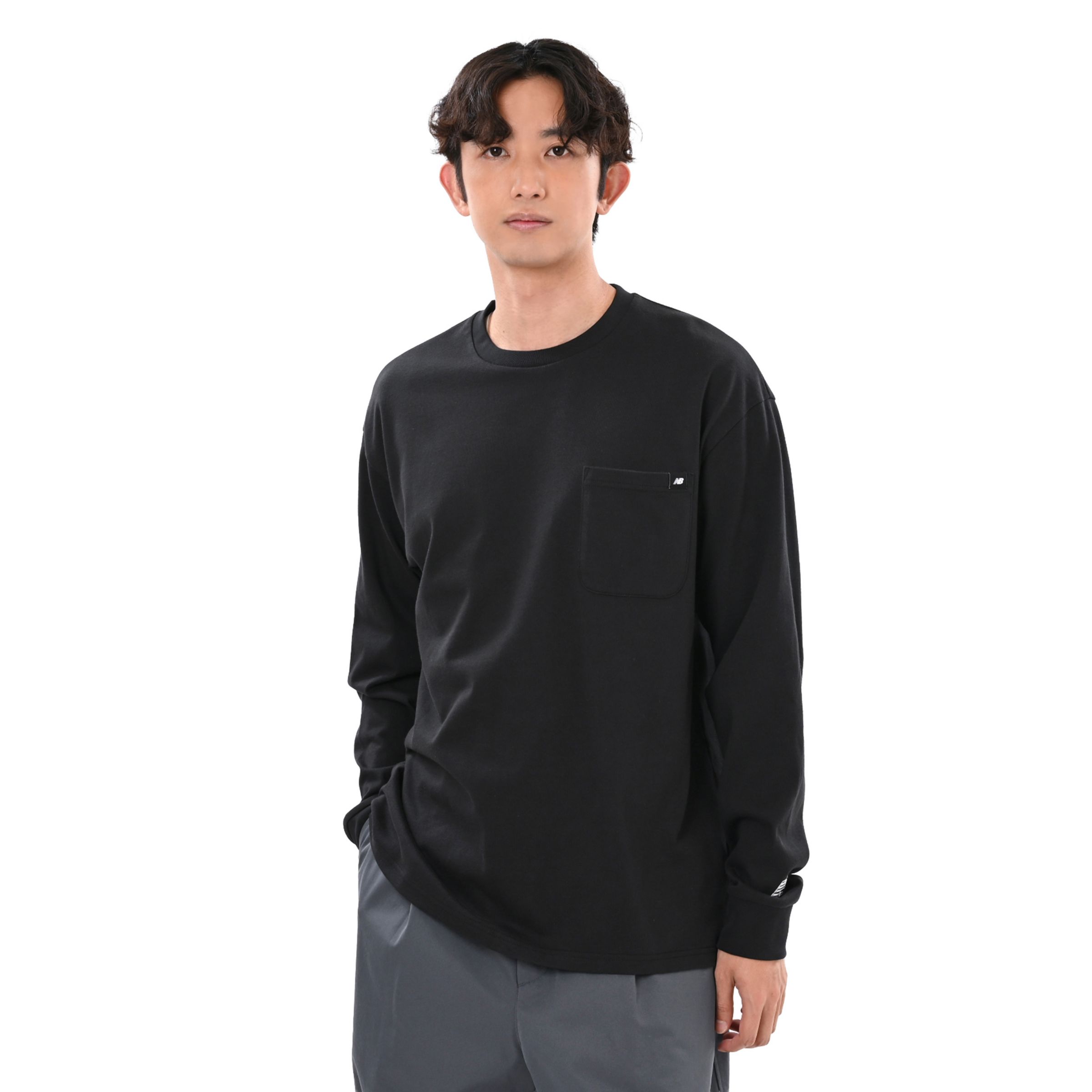 New Balance エンブロイダリードNBロングスリーブポケットTシャツ, MT62D3JABK