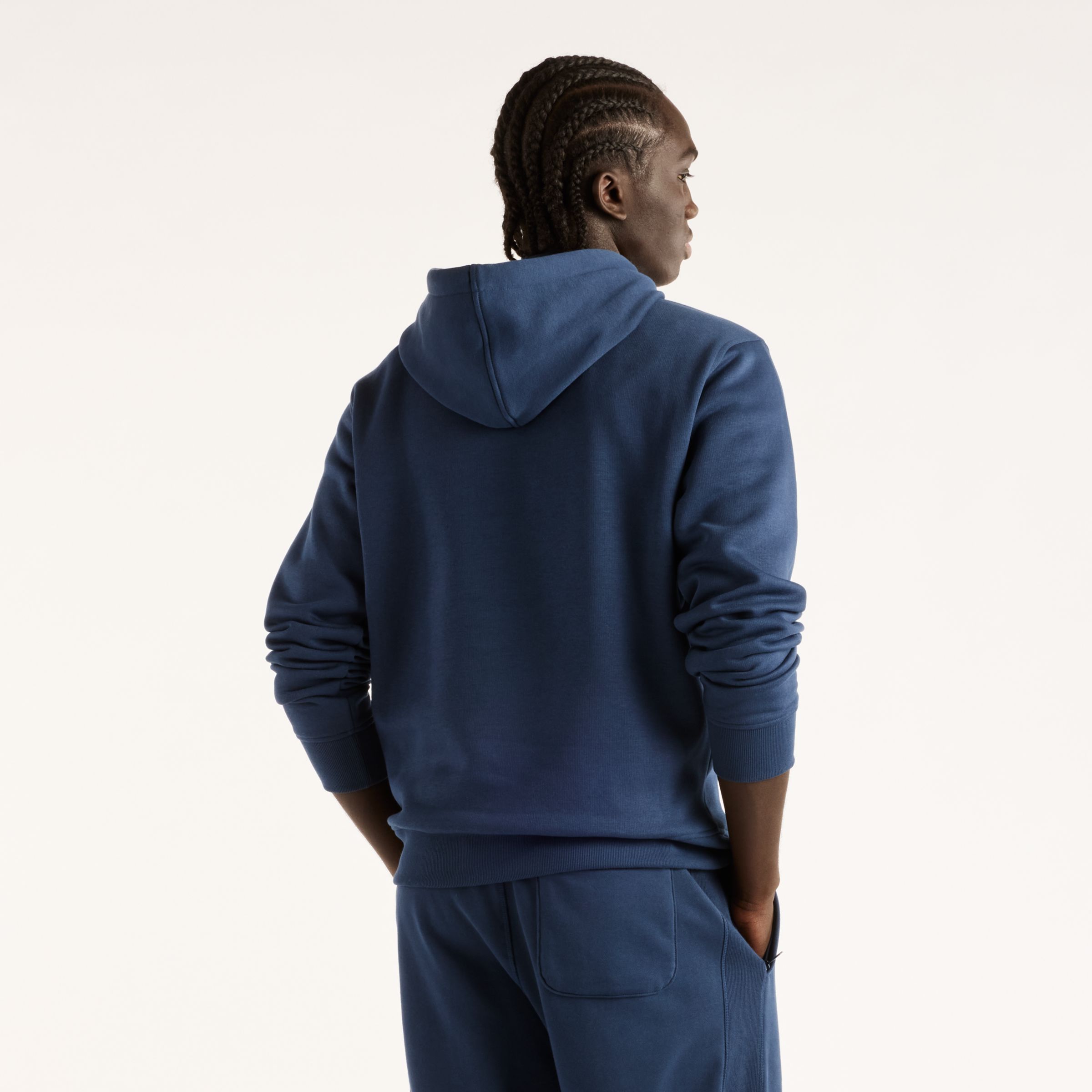 Fall is wearing size M and is 6'/183cm. Chest: 33.5"/85cm, Waist: 26.75"/68cm, Hips: 35"/89cm