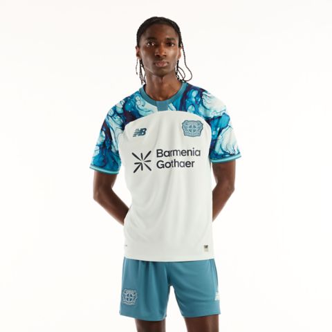 Мужские брюки New Balance Bayer 04 26/27 Away Short Sleeve Jersey