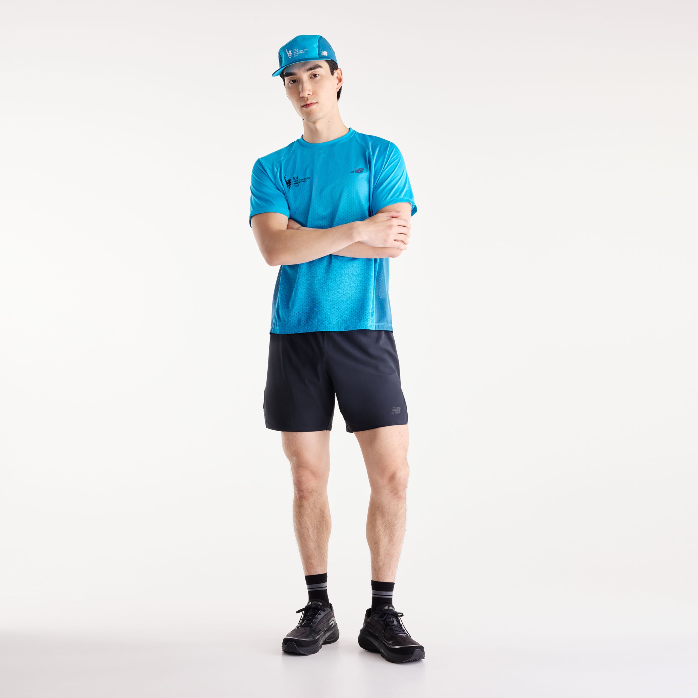 Derek is wearing size M and is 6'1"/187cm. Chest: 38"/96cm, Waist: 31"/79cm