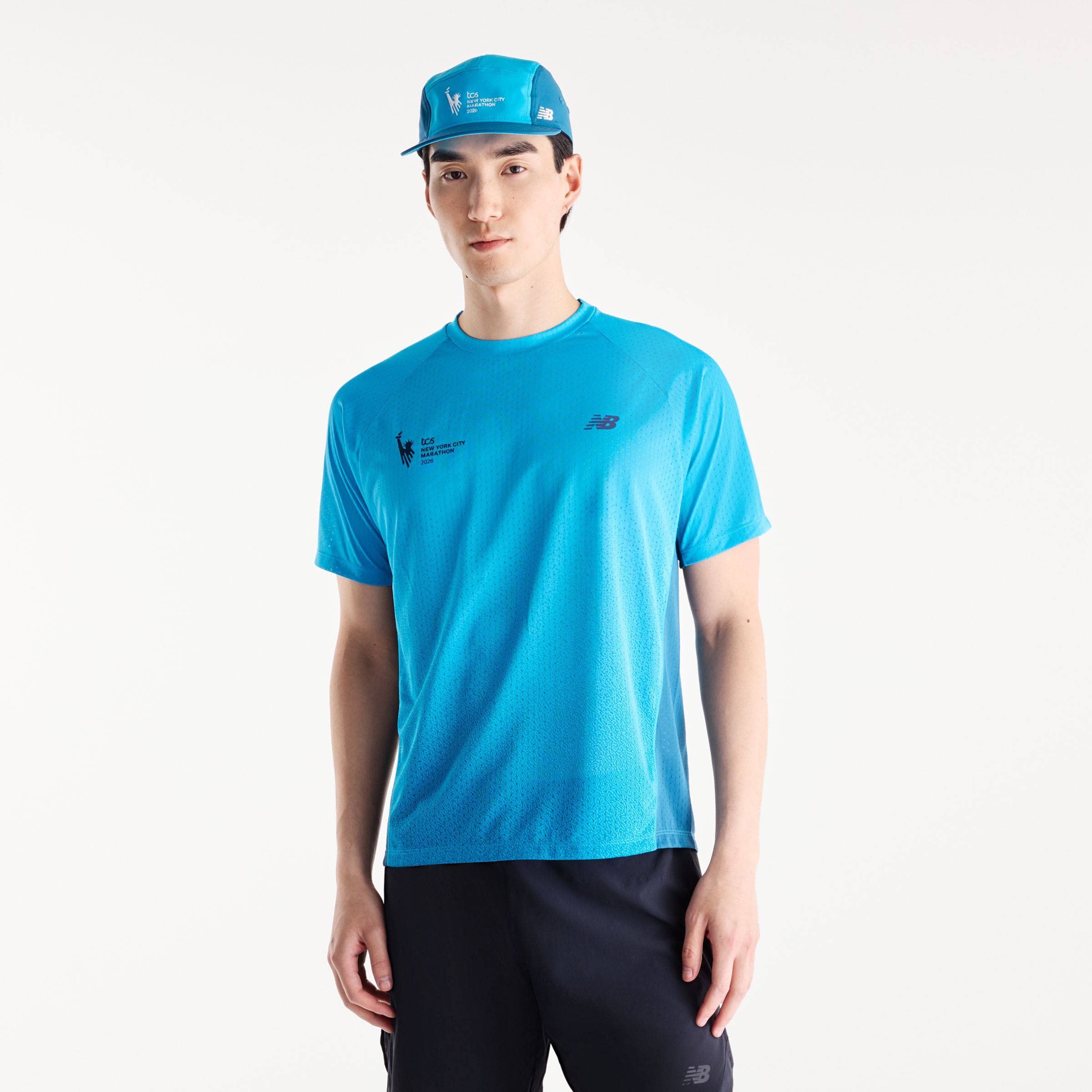 Derek is wearing size M and is 6'1"/187cm. Chest: 38"/96cm, Waist: 31"/79cm