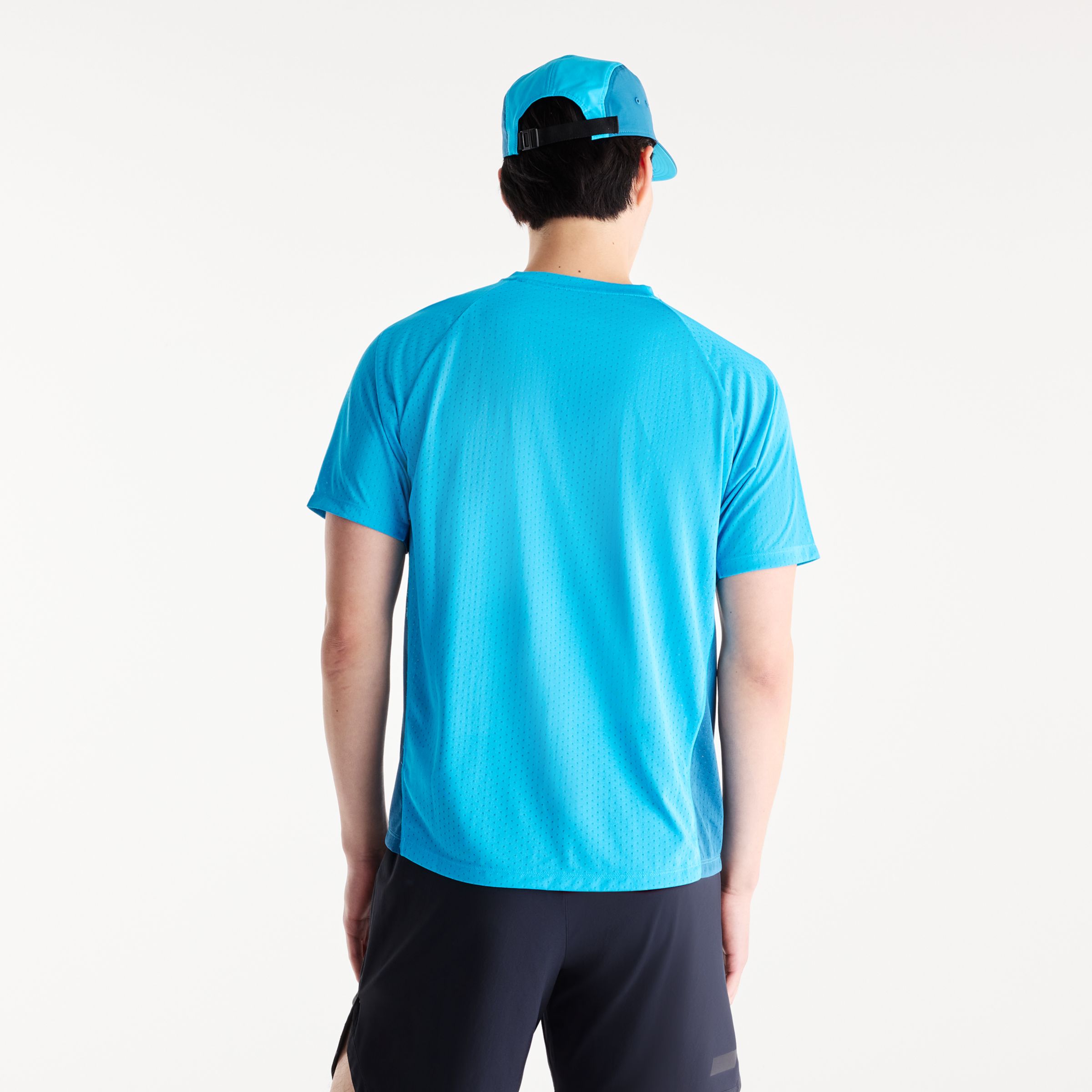 Derek is wearing size M and is 6'1"/187cm. Chest: 38"/96cm, Waist: 31"/79cm
