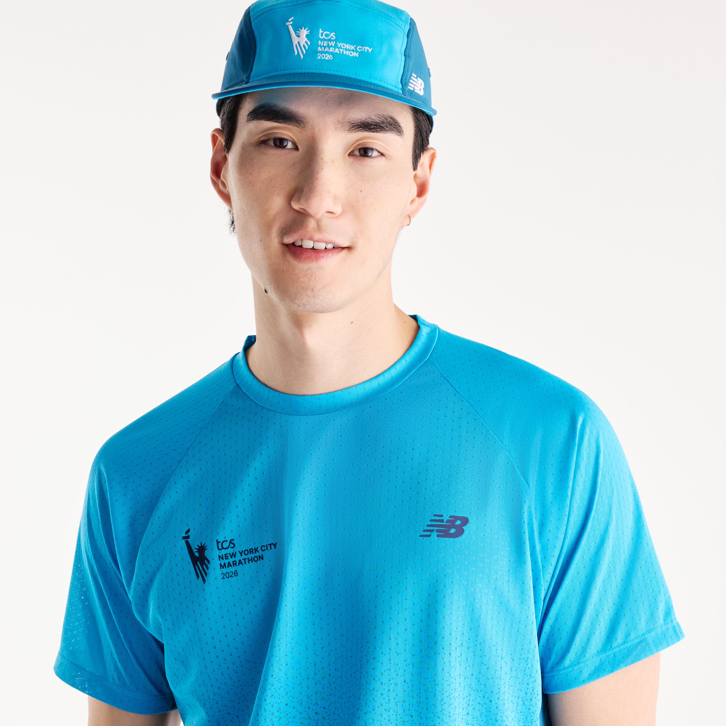 Derek is wearing size M and is 6'1"/187cm. Chest: 38"/96cm, Waist: 31"/79cm