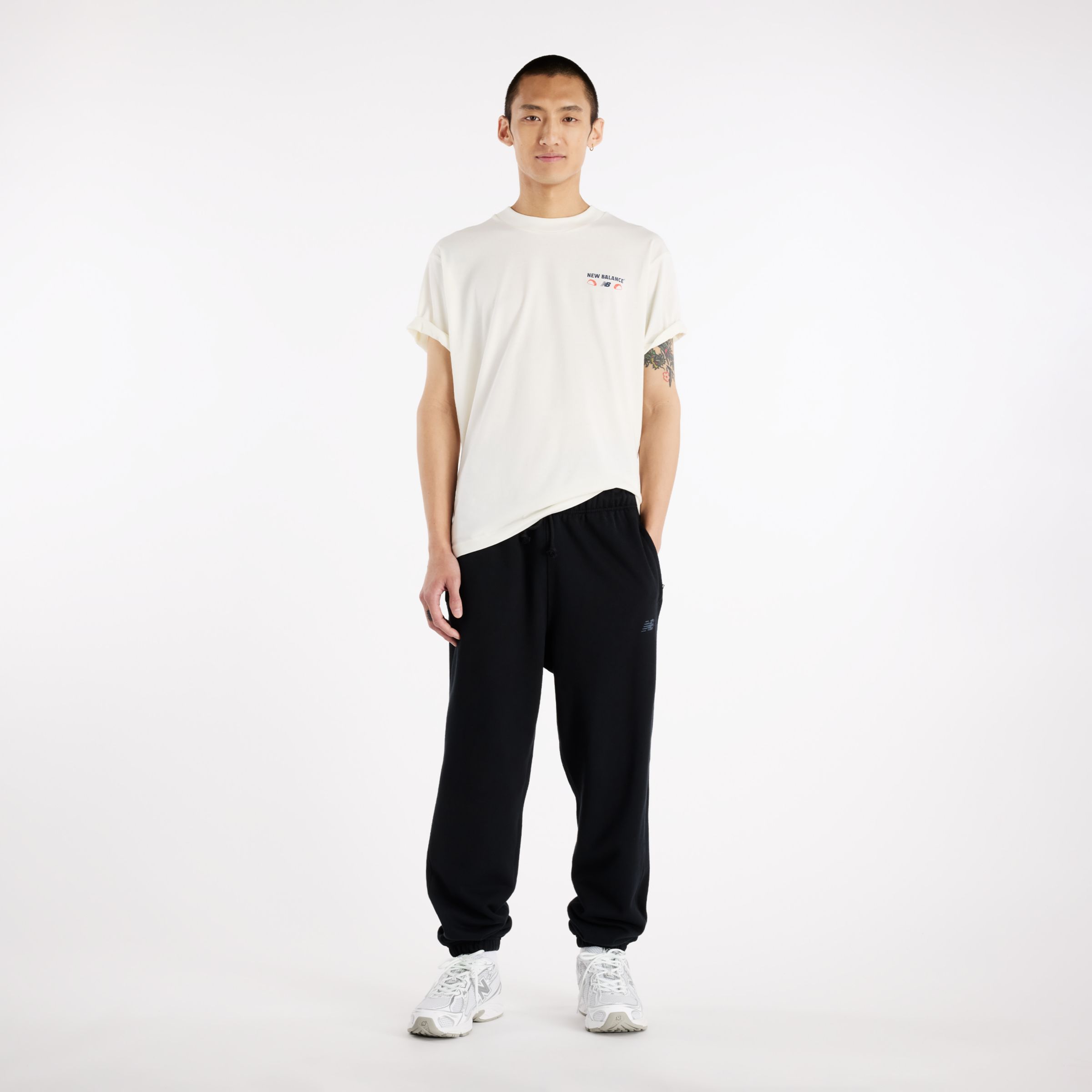 Brandon is wearing size M and is 6'1"/185cm. Chest: 33"/84cm, Waist: 28.5"/73cm, Hips: 36"/92cm