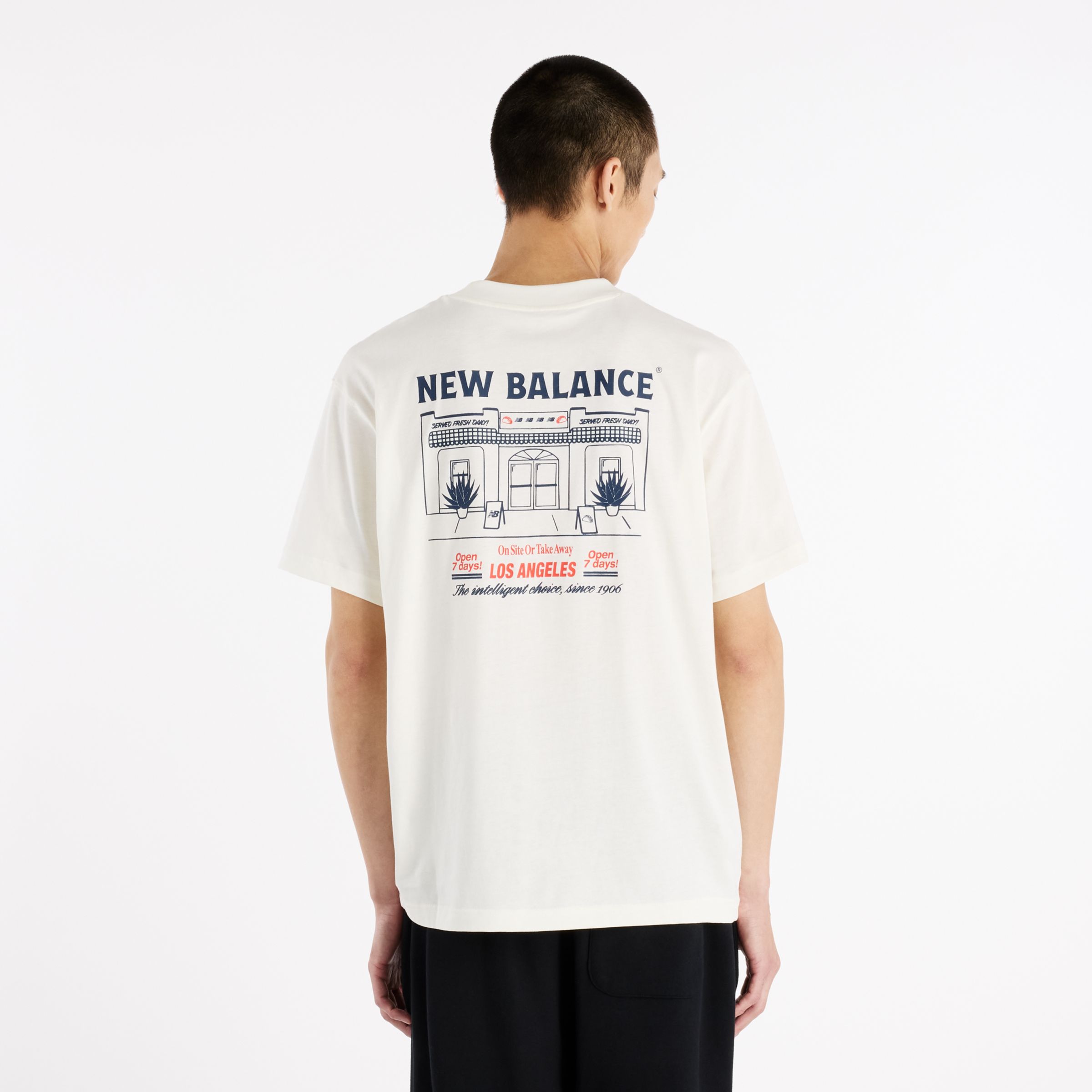 Brandon is wearing size M and is 6'1"/185cm. Chest: 33"/84cm, Waist: 28.5"/73cm, Hips: 36"/92cm