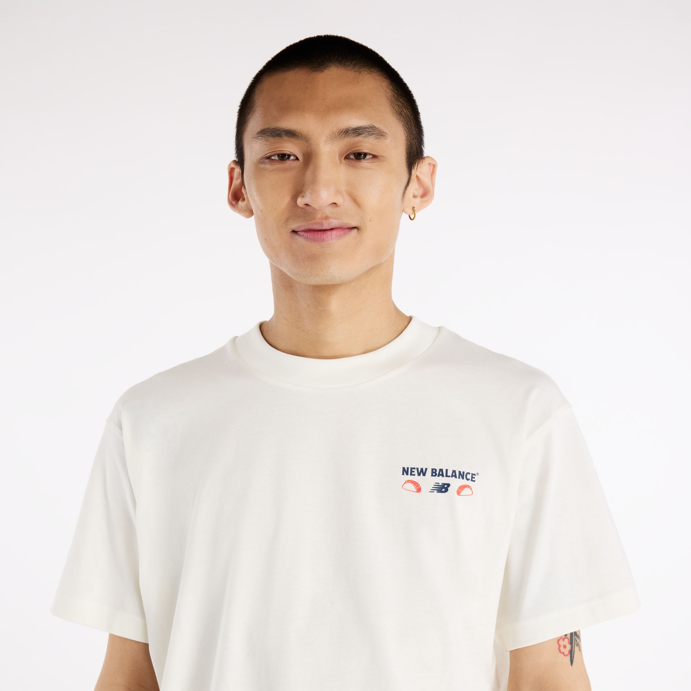 Brandon is wearing size M and is 6'1"/185cm. Chest: 33"/84cm, Waist: 28.5"/73cm, Hips: 36"/92cm