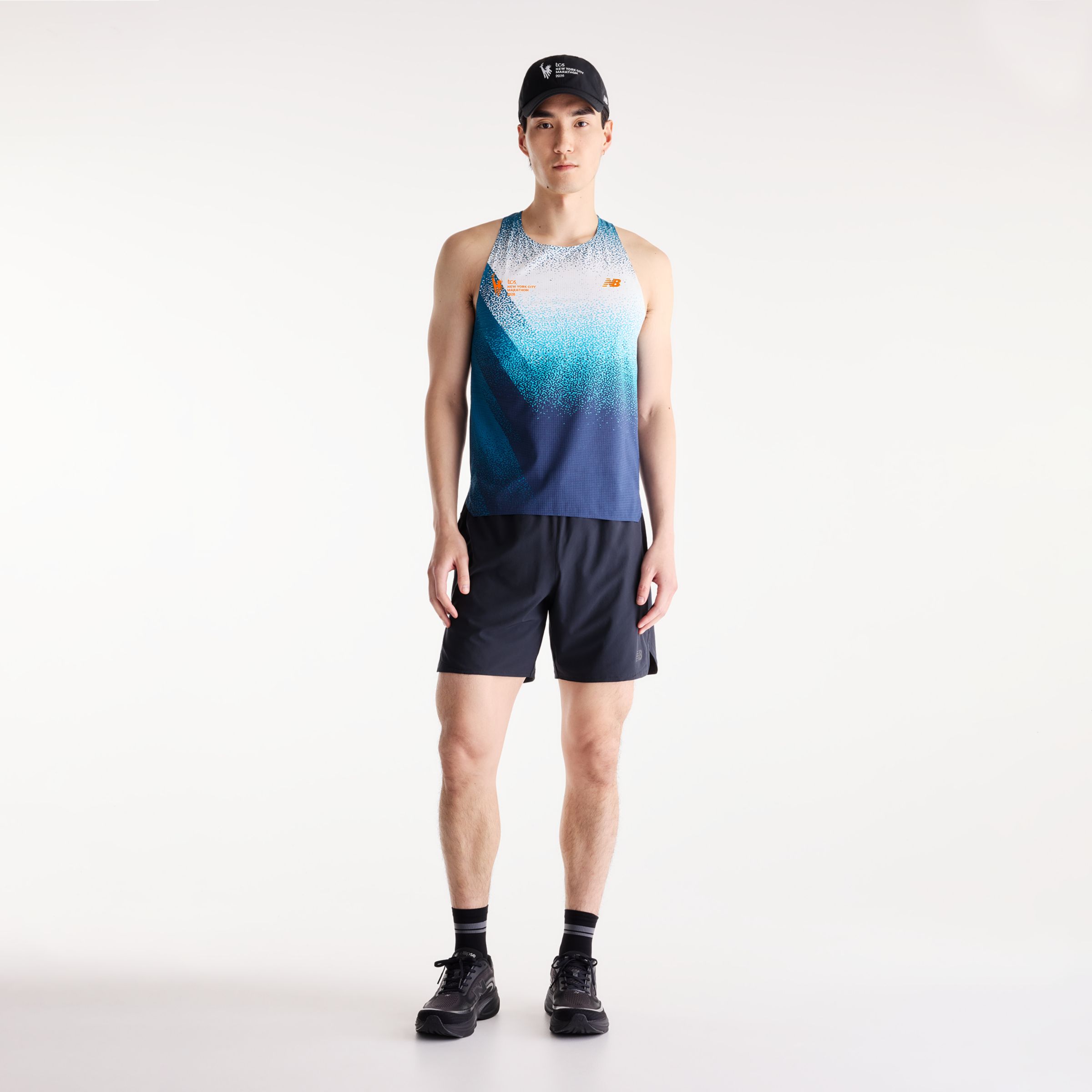 Derek is wearing size M and is 6'1"/187cm. Chest: 38"/96cm, Waist: 31"/79cm