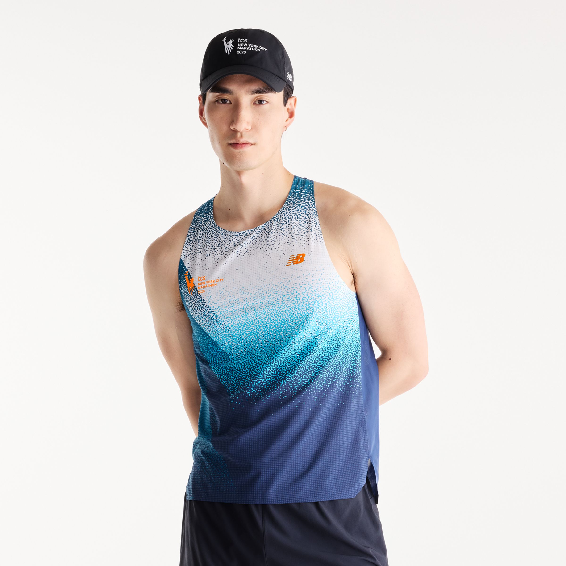Derek is wearing size M and is 6'1"/187cm. Chest: 38"/96cm, Waist: 31"/79cm