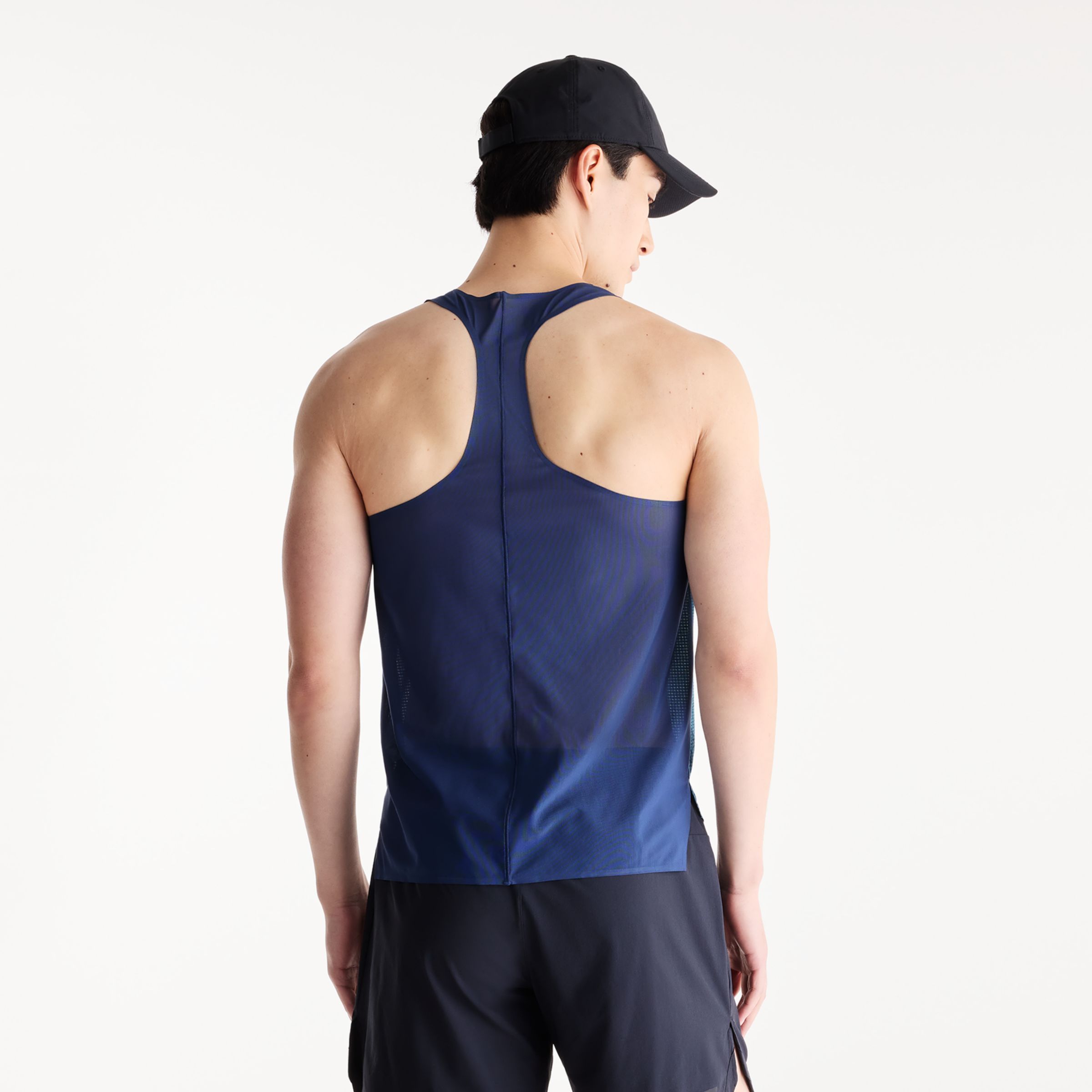 Derek is wearing size M and is 6'1"/187cm. Chest: 38"/96cm, Waist: 31"/79cm