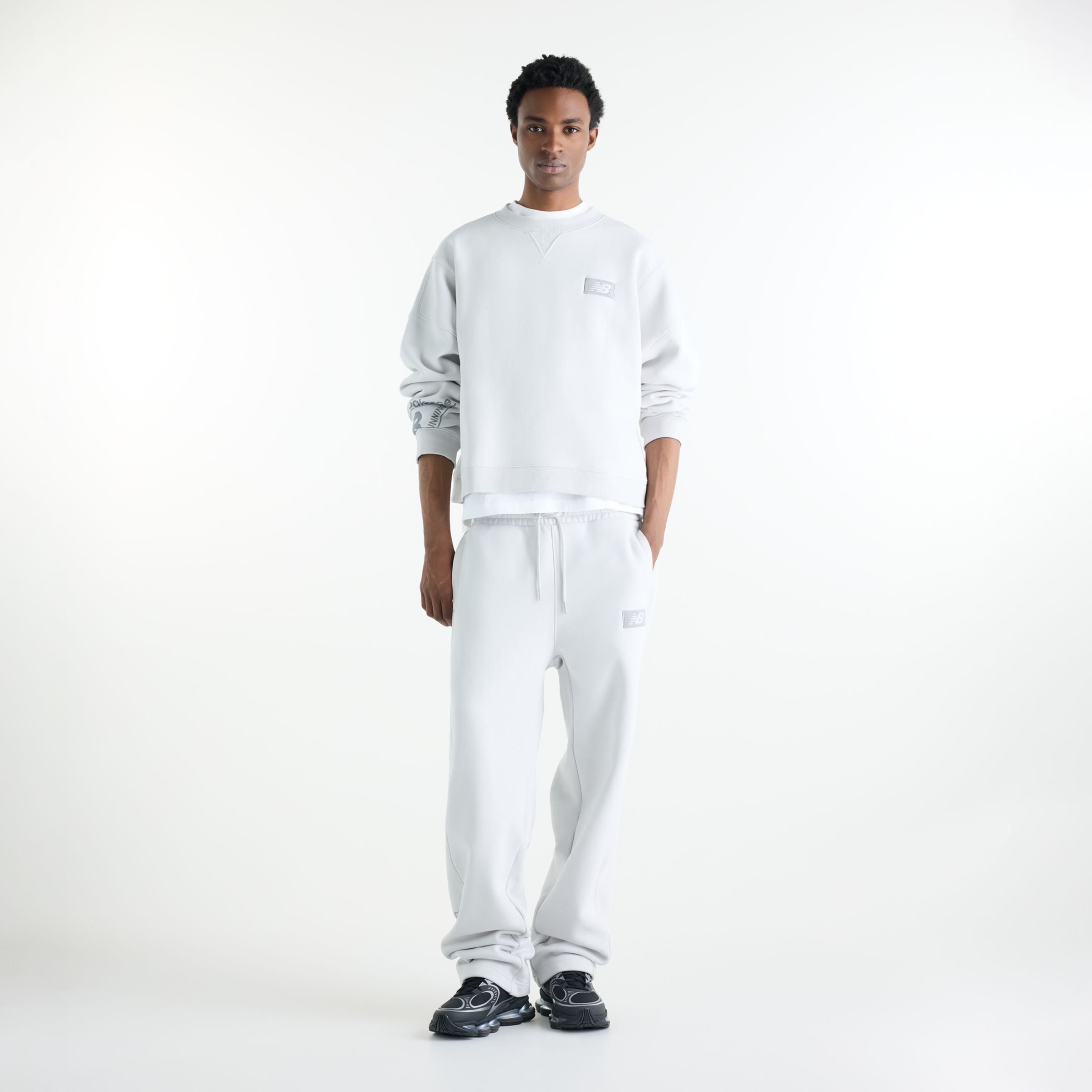 Javo is wearing size M and is 6'1"/188cm. Chest: 29.14"/74cm, Waist: 28"/71cm, Hips: 33.9"/86cm