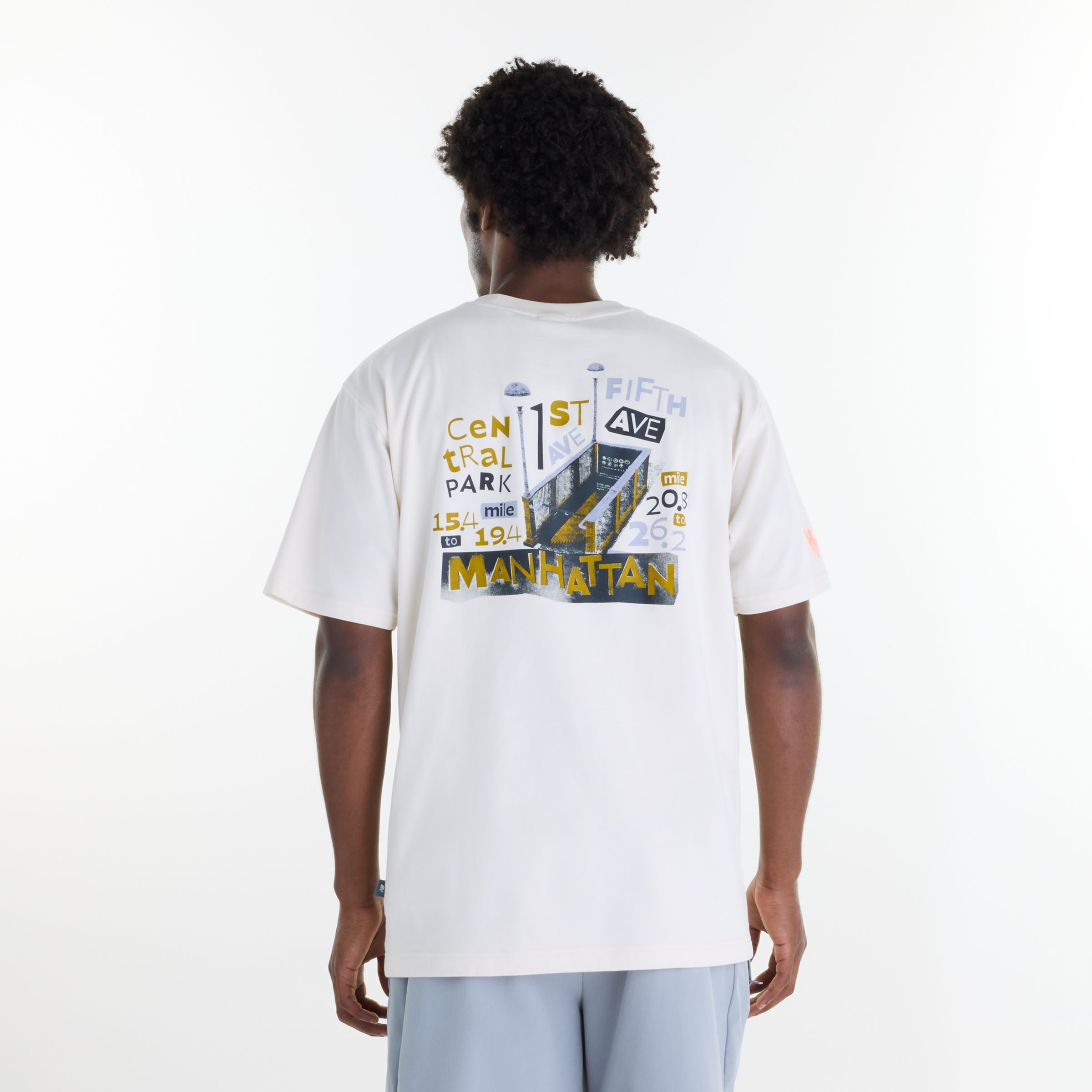 Tyliv is wearing size M and is 6'1"/186cm. Chest: 34.5"/88cm, Waist: 29"/74cm, Hips: 36.5"/93cm