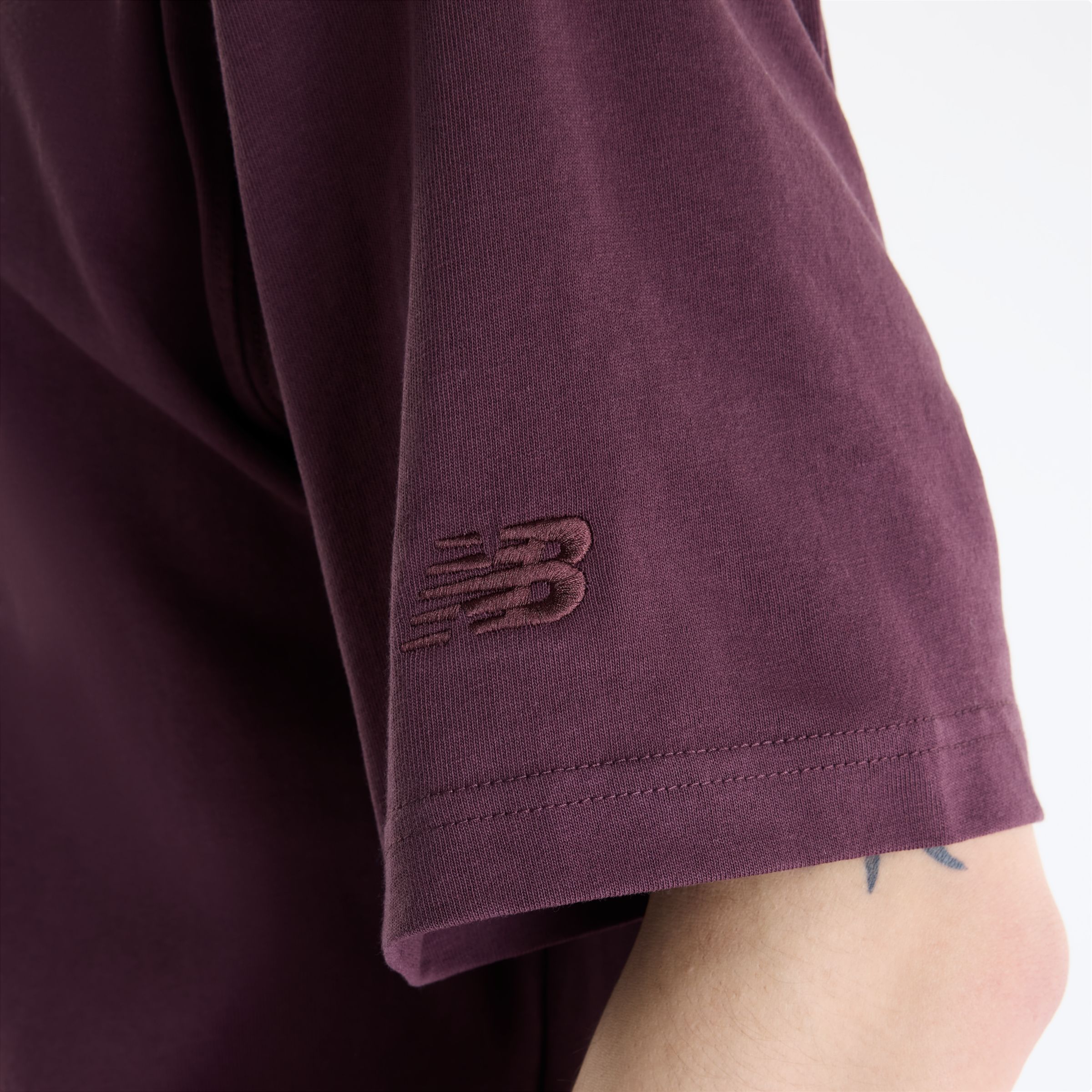 Justin is wearing size M and is 6'11"/186cm. Chest: 34"/86cm, Waist: 29"/74cm, Hips: 35"/89cm